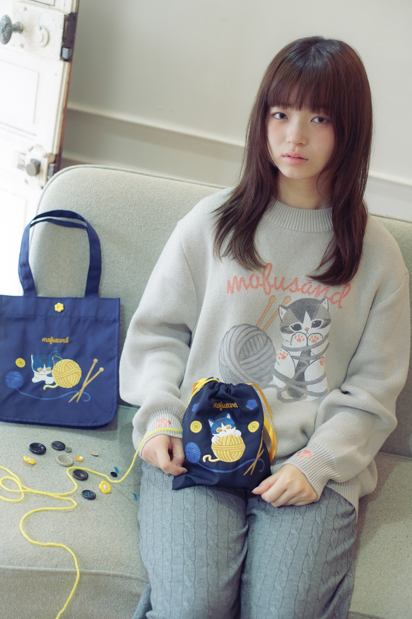 【2BUY10%OFF対象商品】mofusand 巾着 毛糸玉 だっこにゃん ネイビー