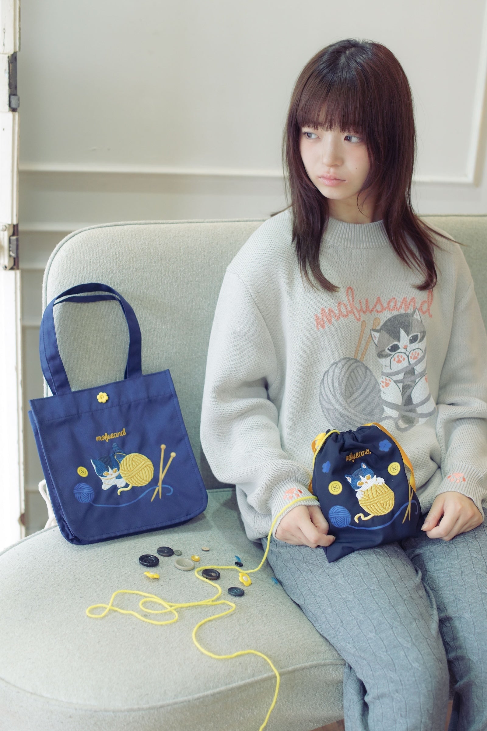 【2BUY10%OFF対象商品】mofusand ランチトートバッグ 毛糸玉 じゃれにゃん ネイビー