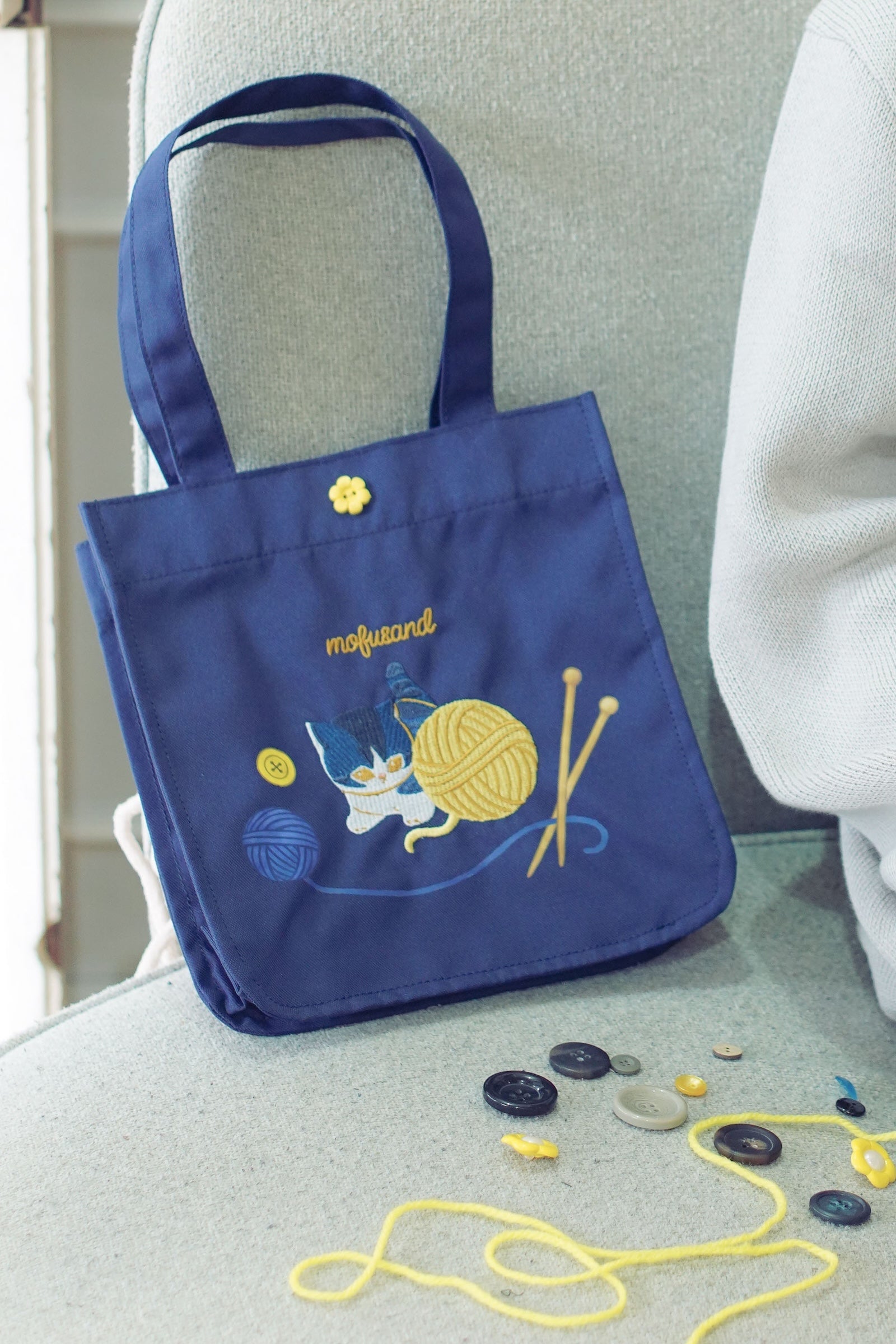 【2BUY10%OFF対象商品】mofusand ランチトートバッグ 毛糸玉 じゃれにゃん ネイビー