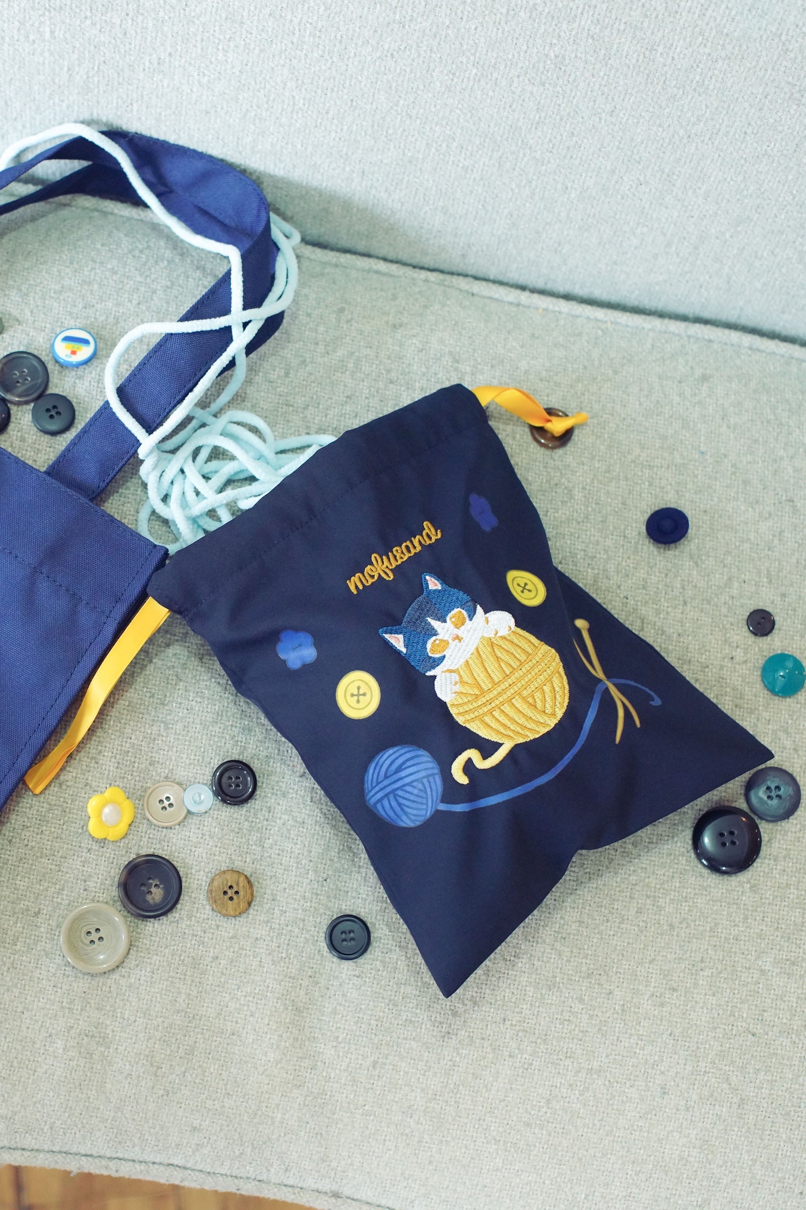 【2BUY10%OFF対象商品】mofusand 巾着 毛糸玉 だっこにゃん ネイビー