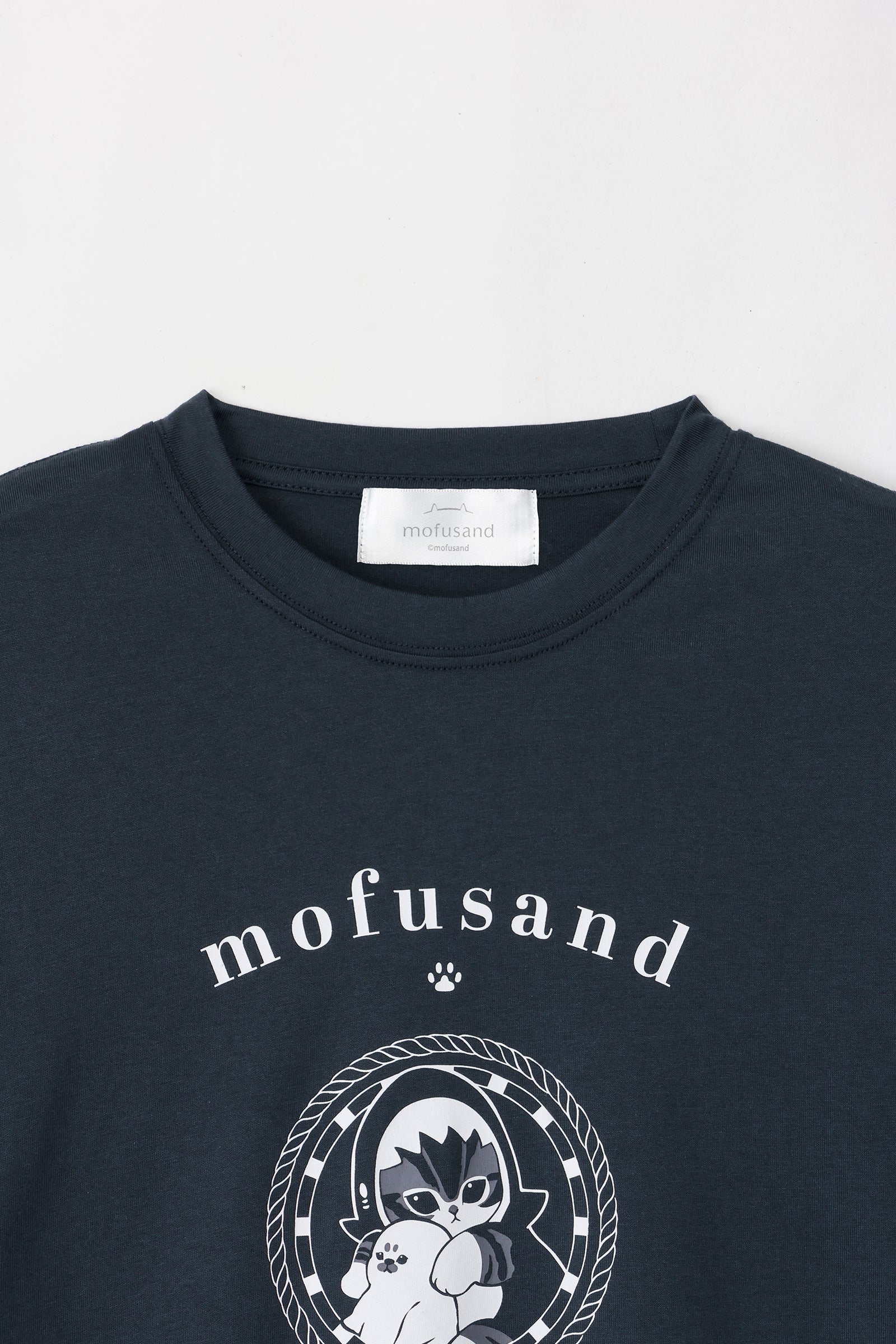 【2BUY10%OFF対象商品】mofusand Tシャツ カレッジ風さめにゃん ネイビー