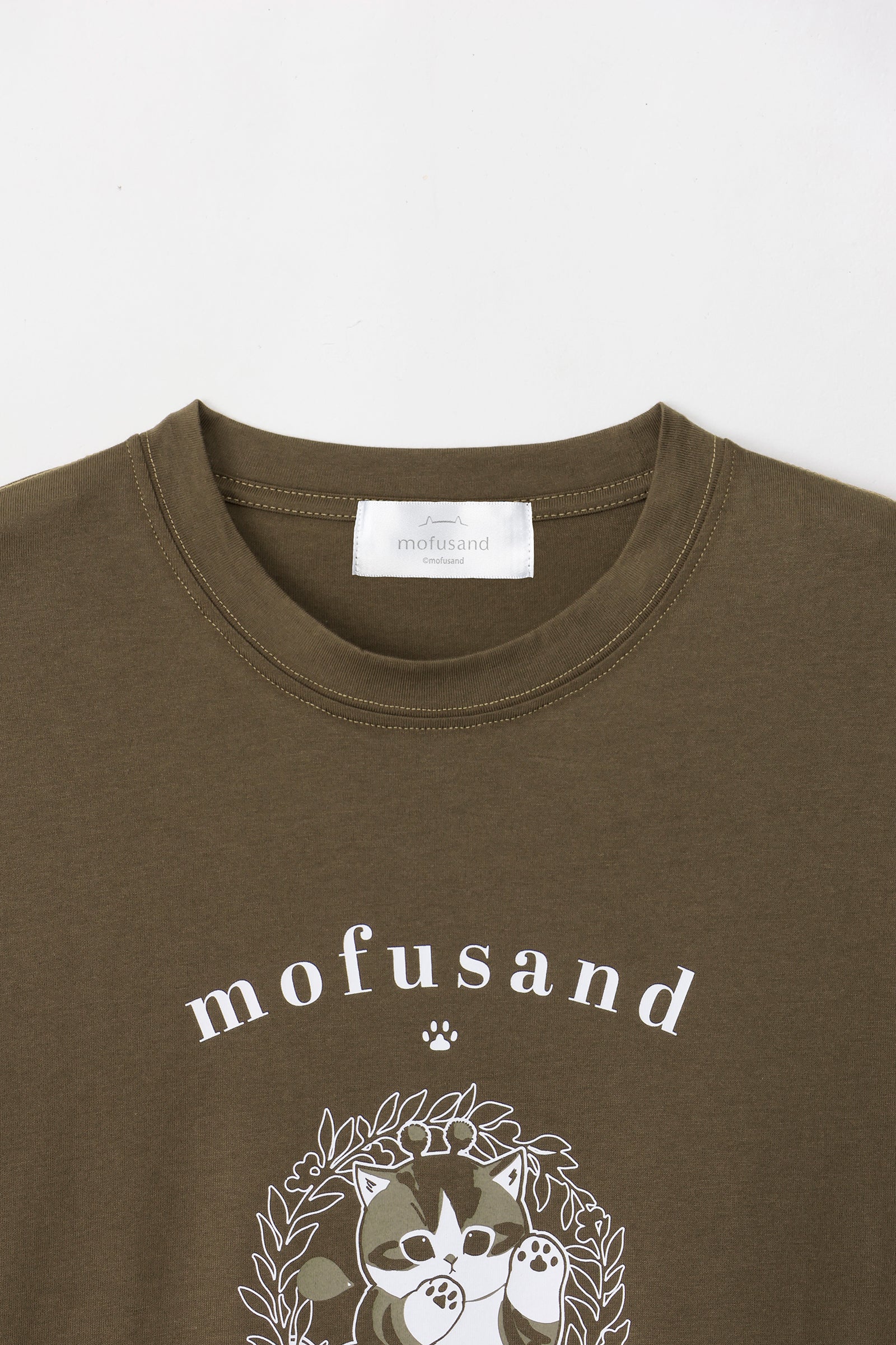 【2BUY10%OFF対象商品】mofusand Tシャツ カレッジ風はちにゃん オリーブ