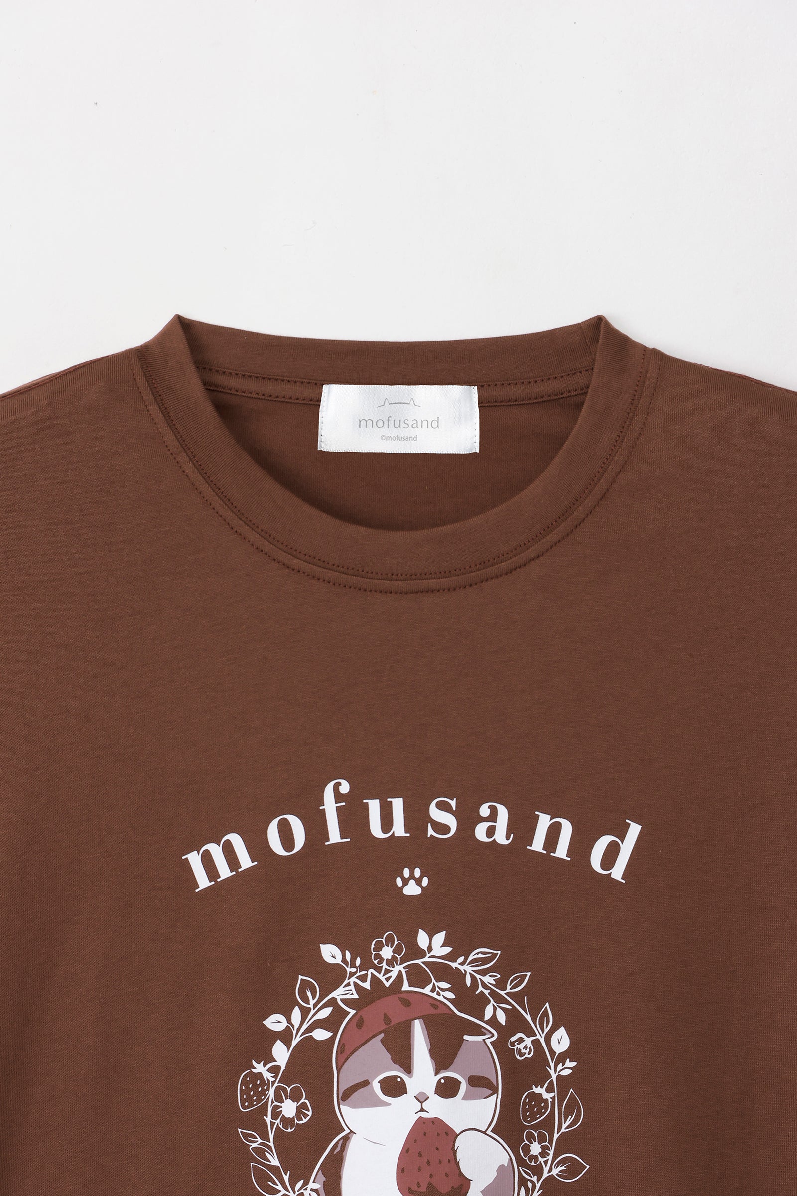 【2BUY10%OFF対象商品】mofusand Tシャツ カレッジ風いちごにゃん バーガンディー