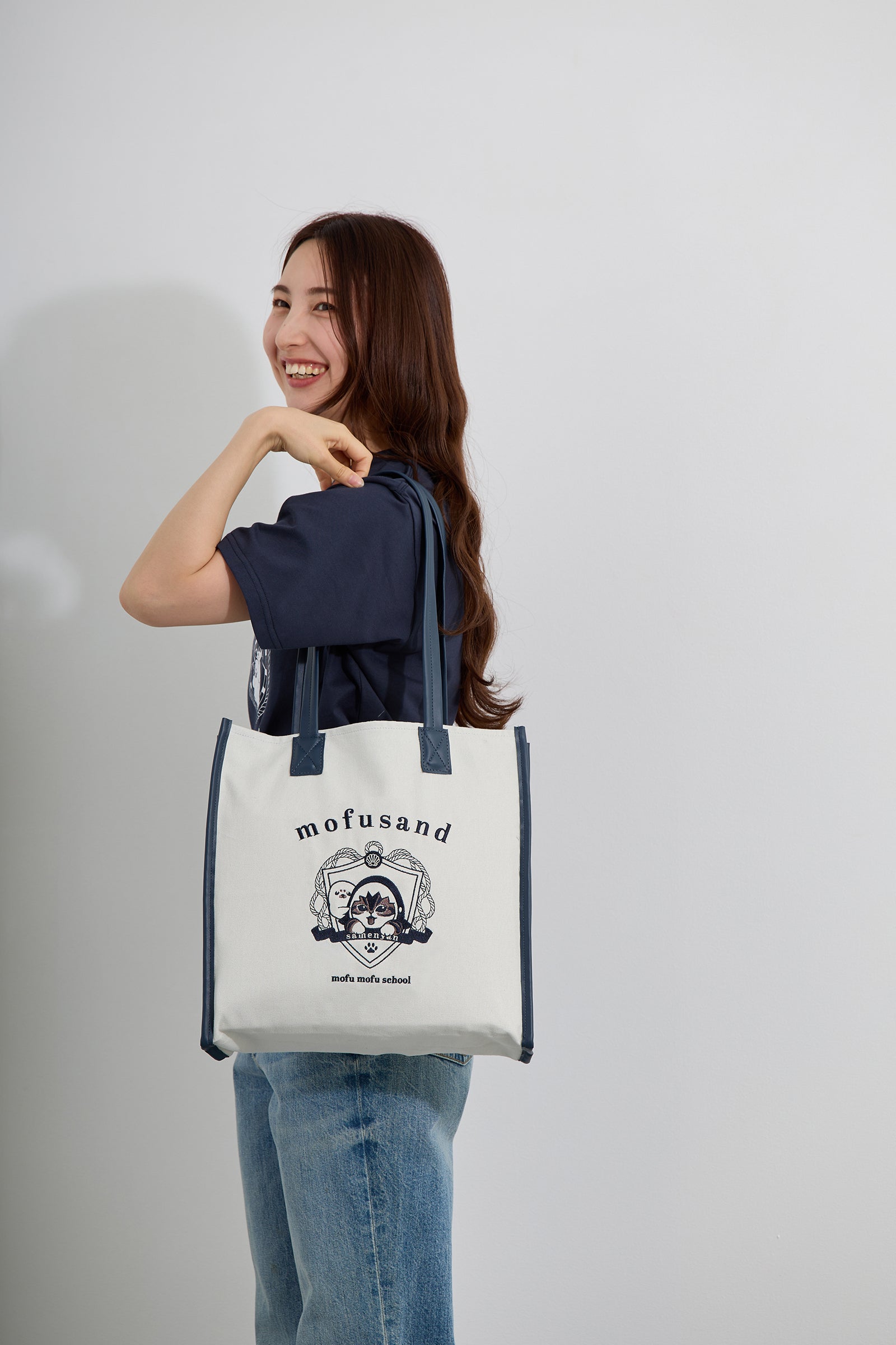 【2BUY10%OFF対象商品】mofusand トートバッグ カレッジ風さめにゃん グレー