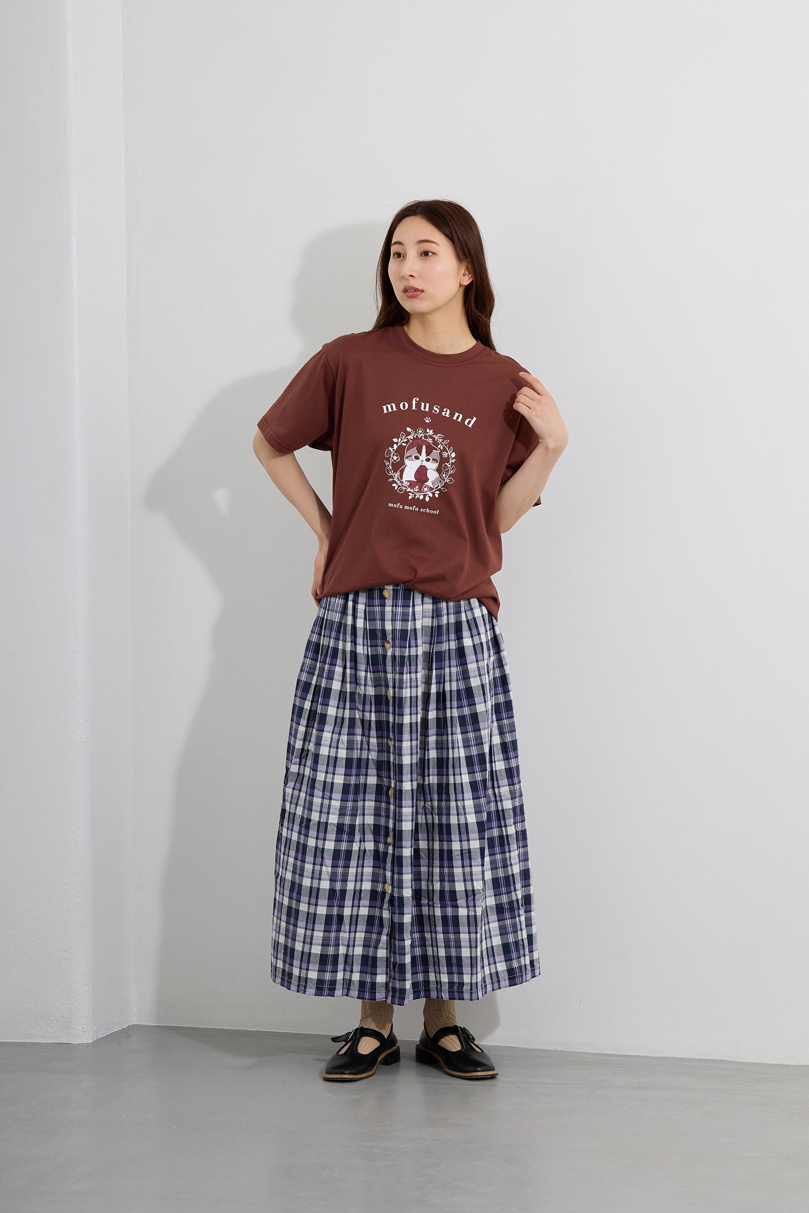 【2BUY10%OFF対象商品】mofusand Tシャツ カレッジ風いちごにゃん バーガンディー