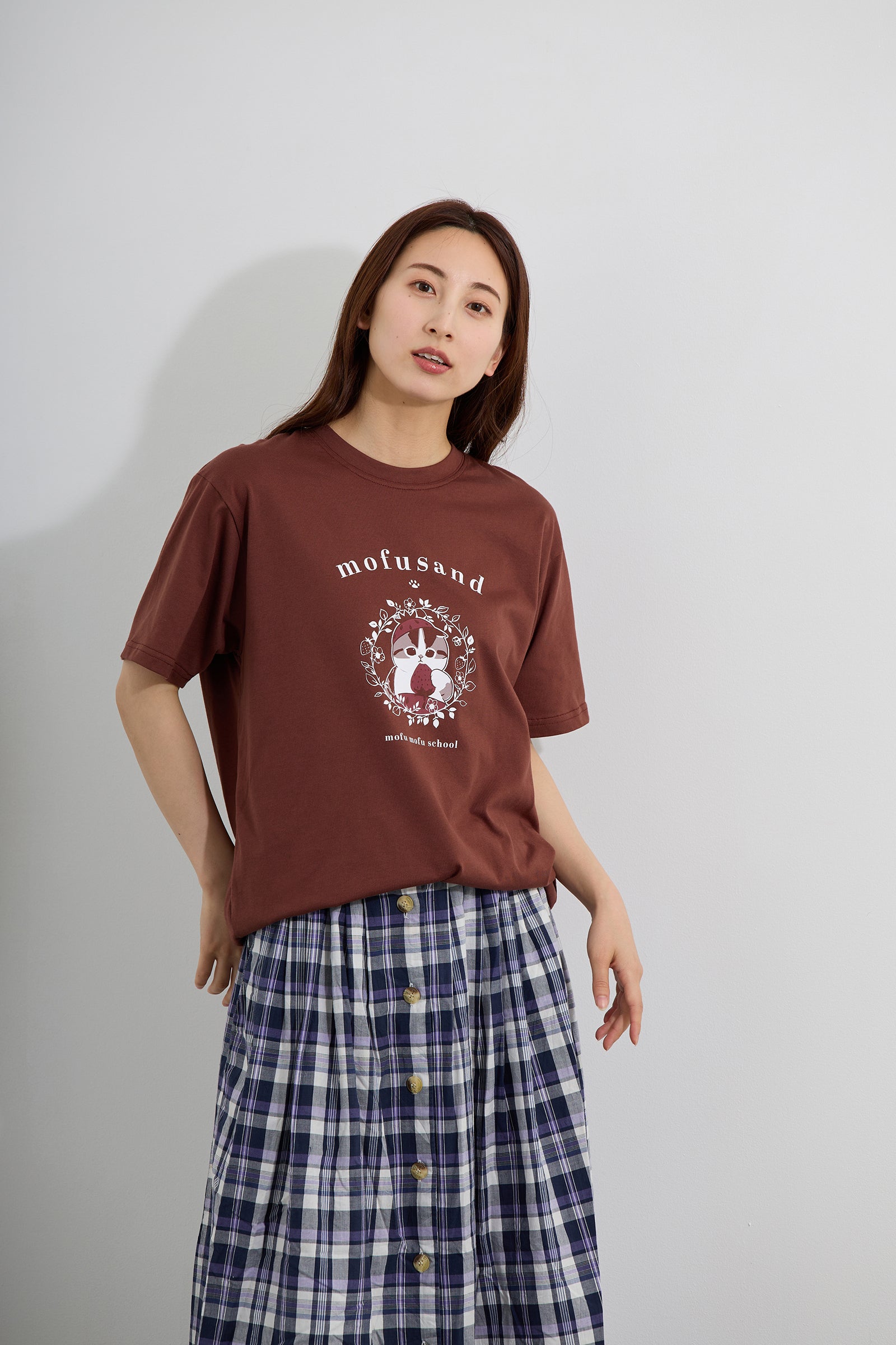 【2BUY10%OFF対象商品】mofusand Tシャツ カレッジ風いちごにゃん バーガンディー
