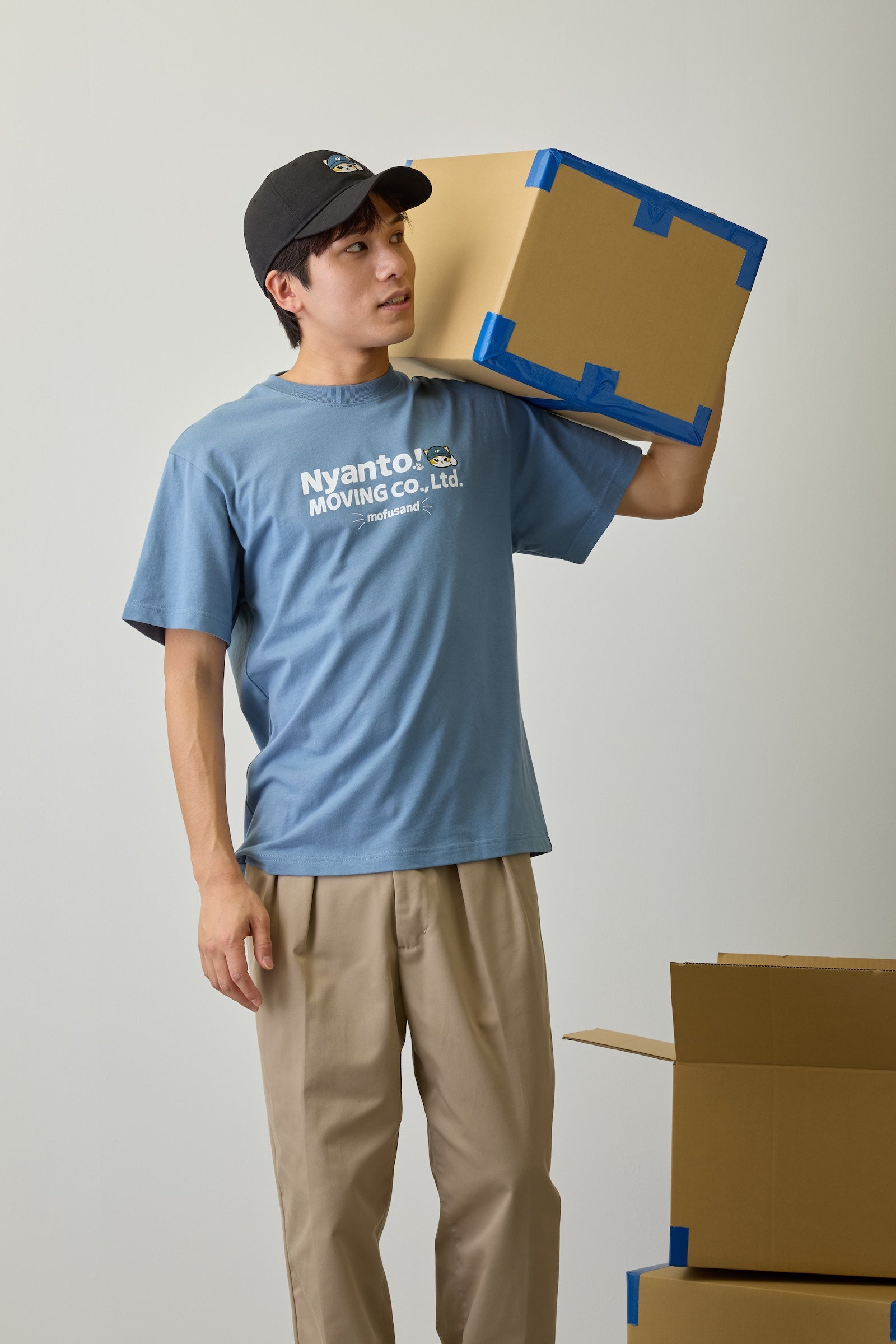 【2BUY10%OFF対象商品】mofusand Tシャツ ニャント！引越センター スタッフ ブルー
