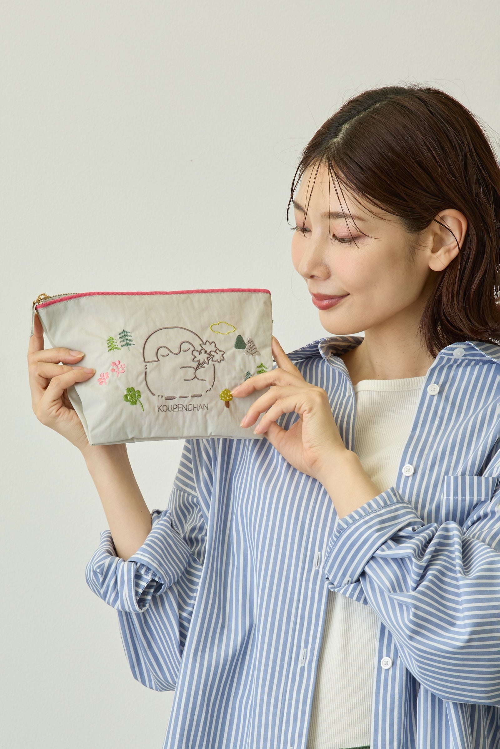 コウペンちゃん 刺繍ポーチ クローバー ライトグレーのページ