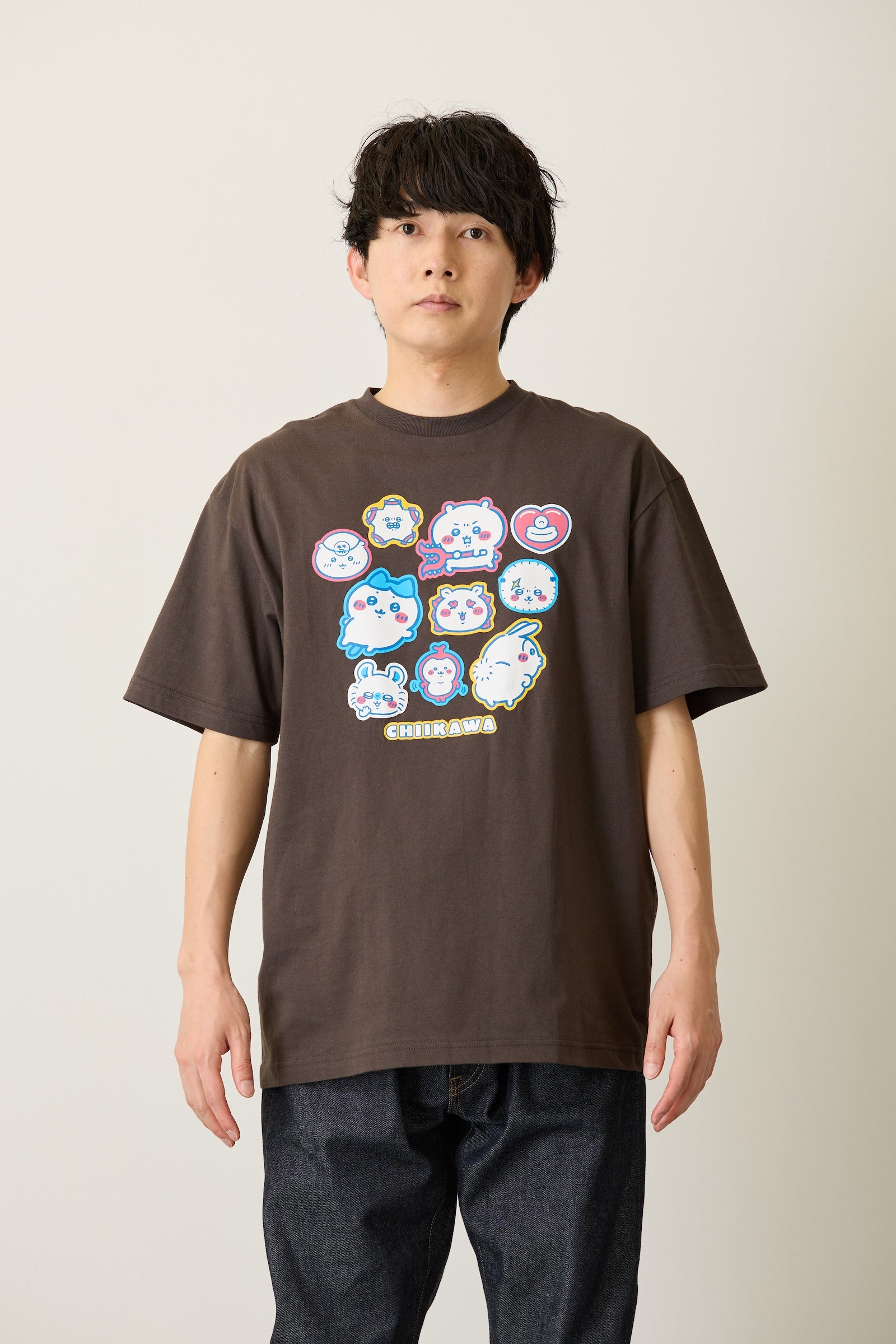 ちいかわ パックTシャツ おしりズリズリ/ステッカー ホワイト/スミ ちいかわ パックTシャツ おしりズリズリ/ステッカー ホワイト/スミ