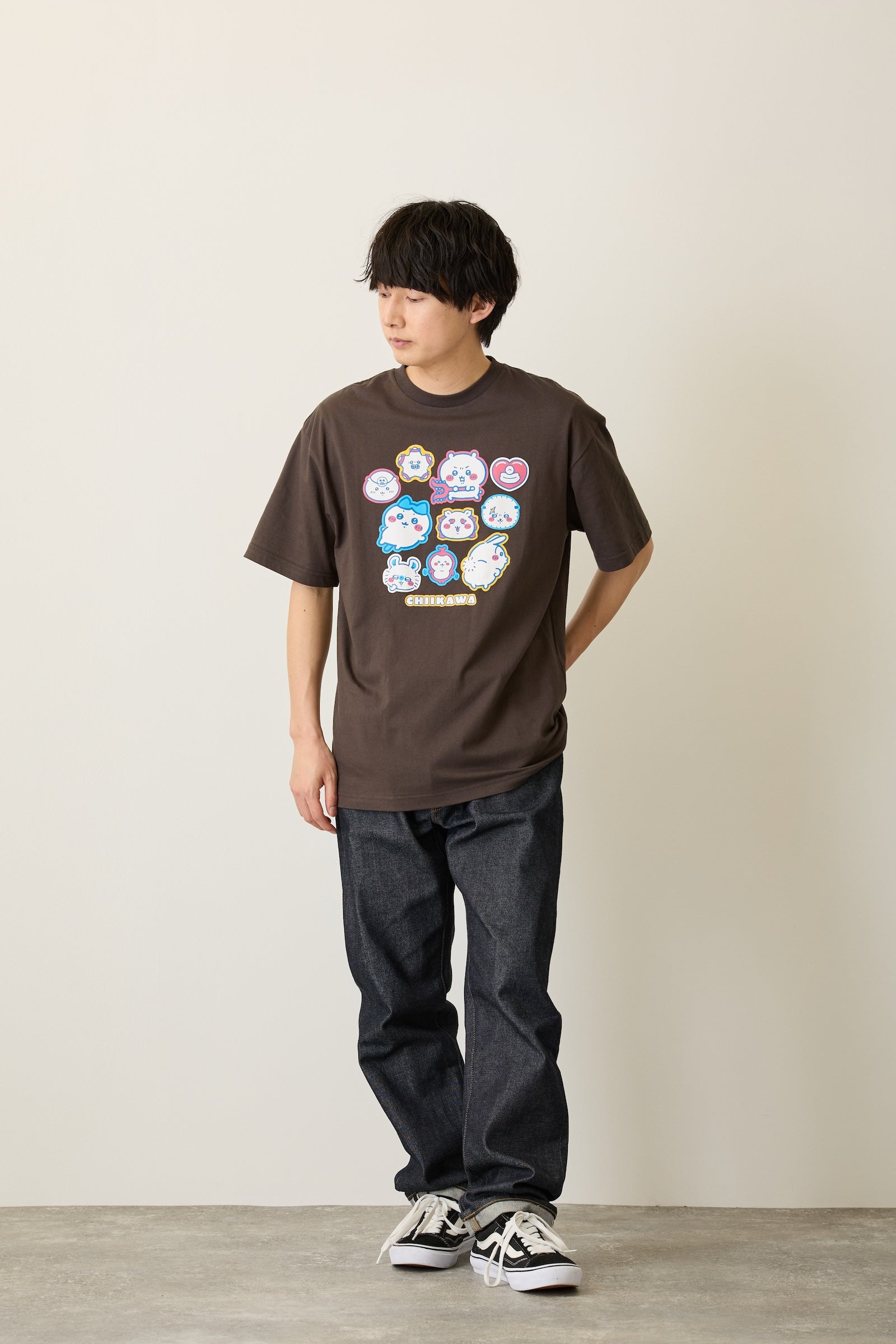 ちいかわ パックTシャツ おしりズリズリ/ステッカー ホワイト/スミ