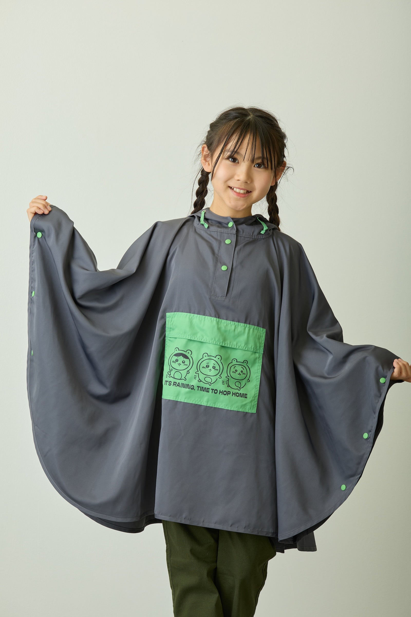 ちいかわ パッカブルレインポンチョ カエル みんな チャコール キッズ