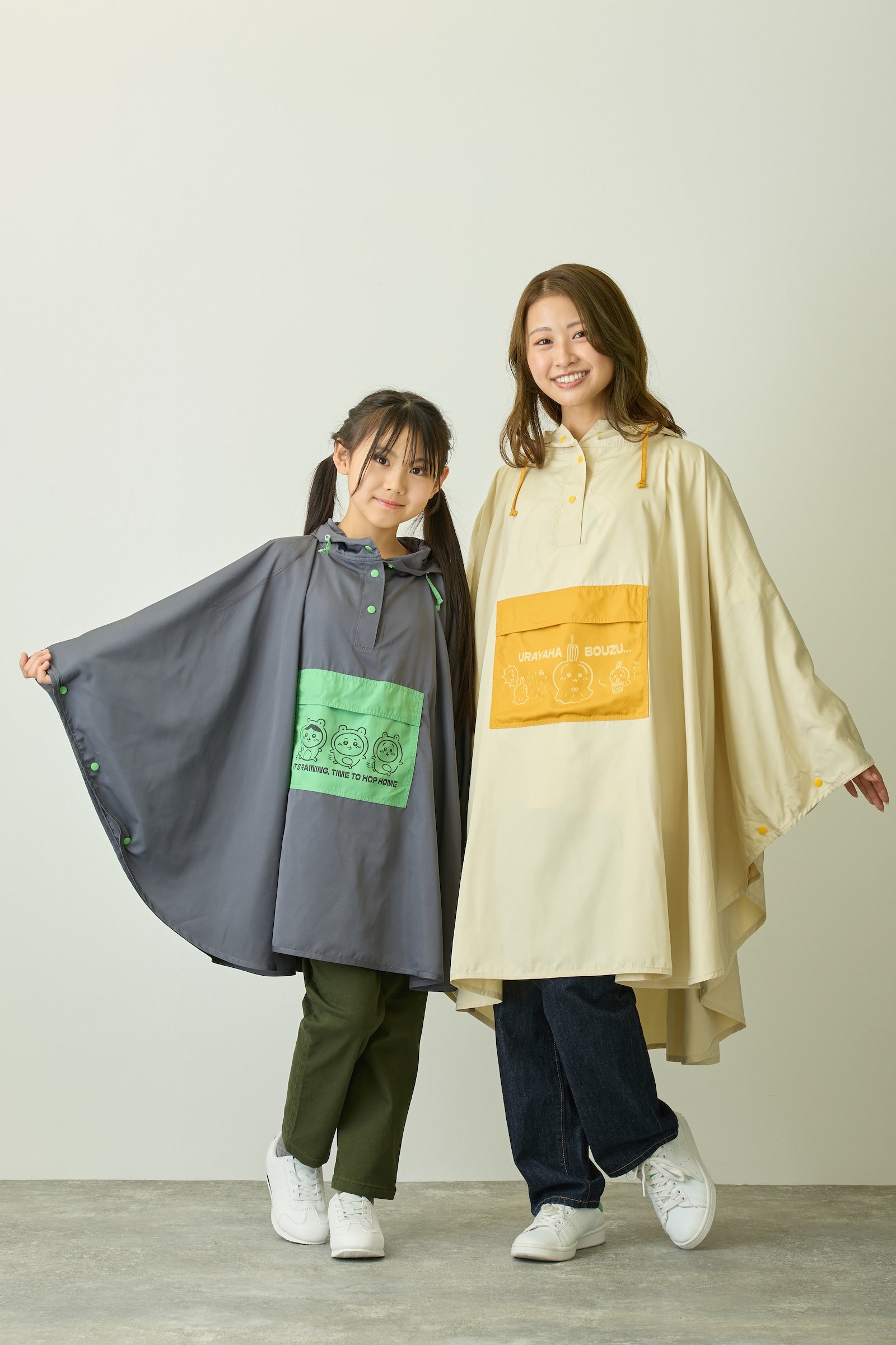 [極美品]Heve モモンガリバーポンチョ FREESIZE チャコールグレー ちいかわ パッカブルレインポンチョ カエル みんな チャコール キッズ