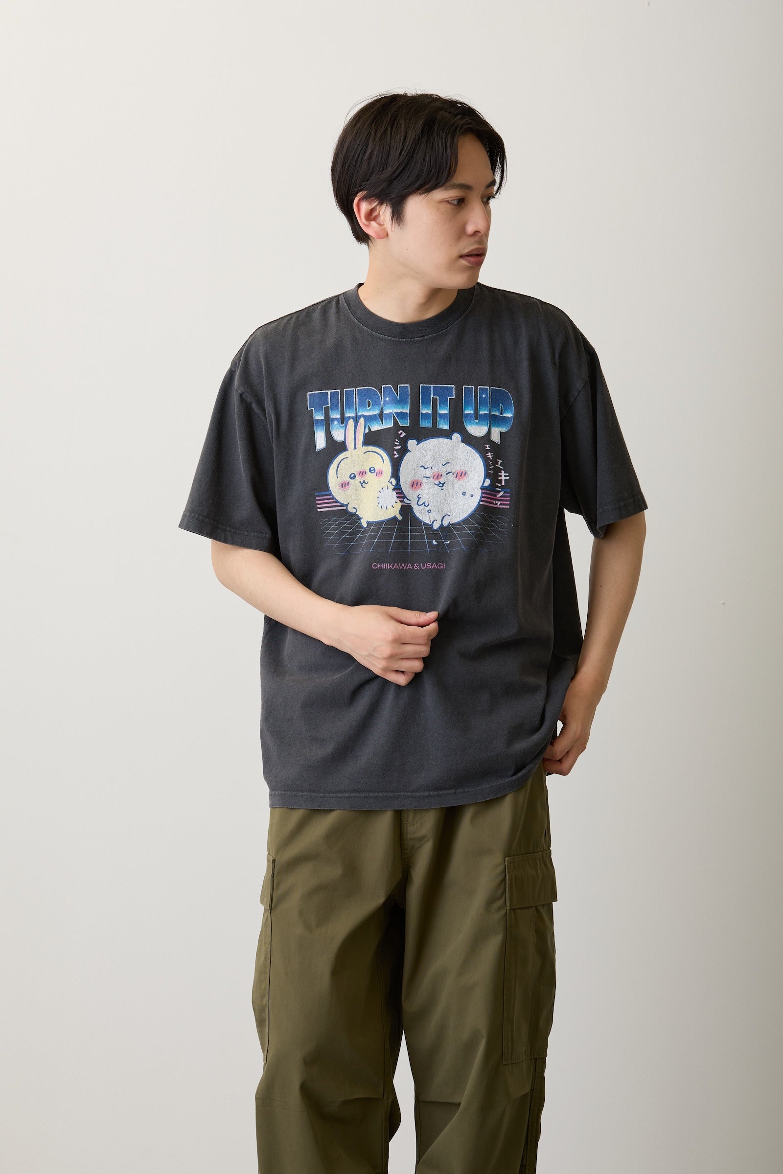 【7月中旬以降お届け】ちいかわ Tシャツ TURN IT UP スミ