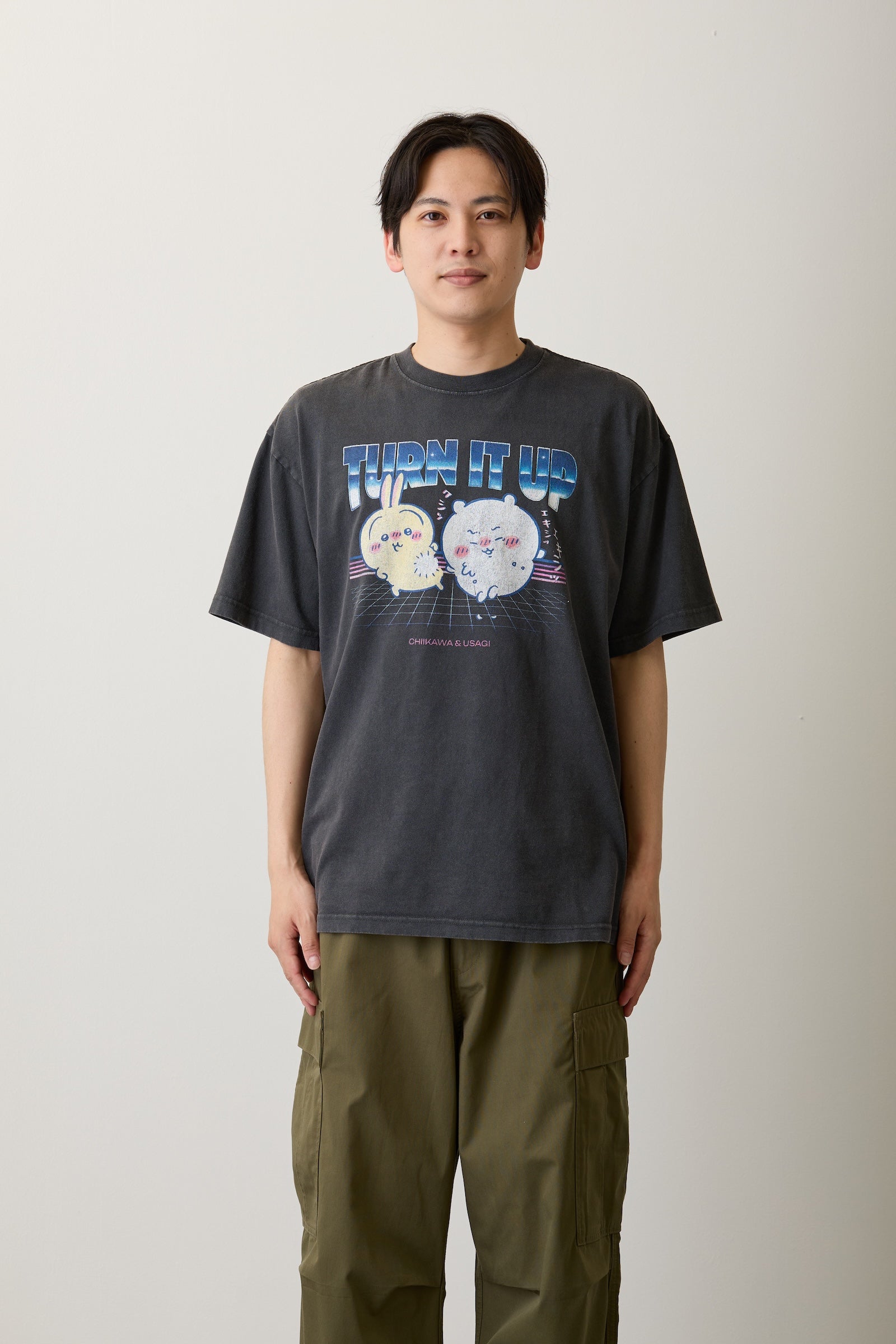 ちいかわ Tシャツ TURN IT UP スミ