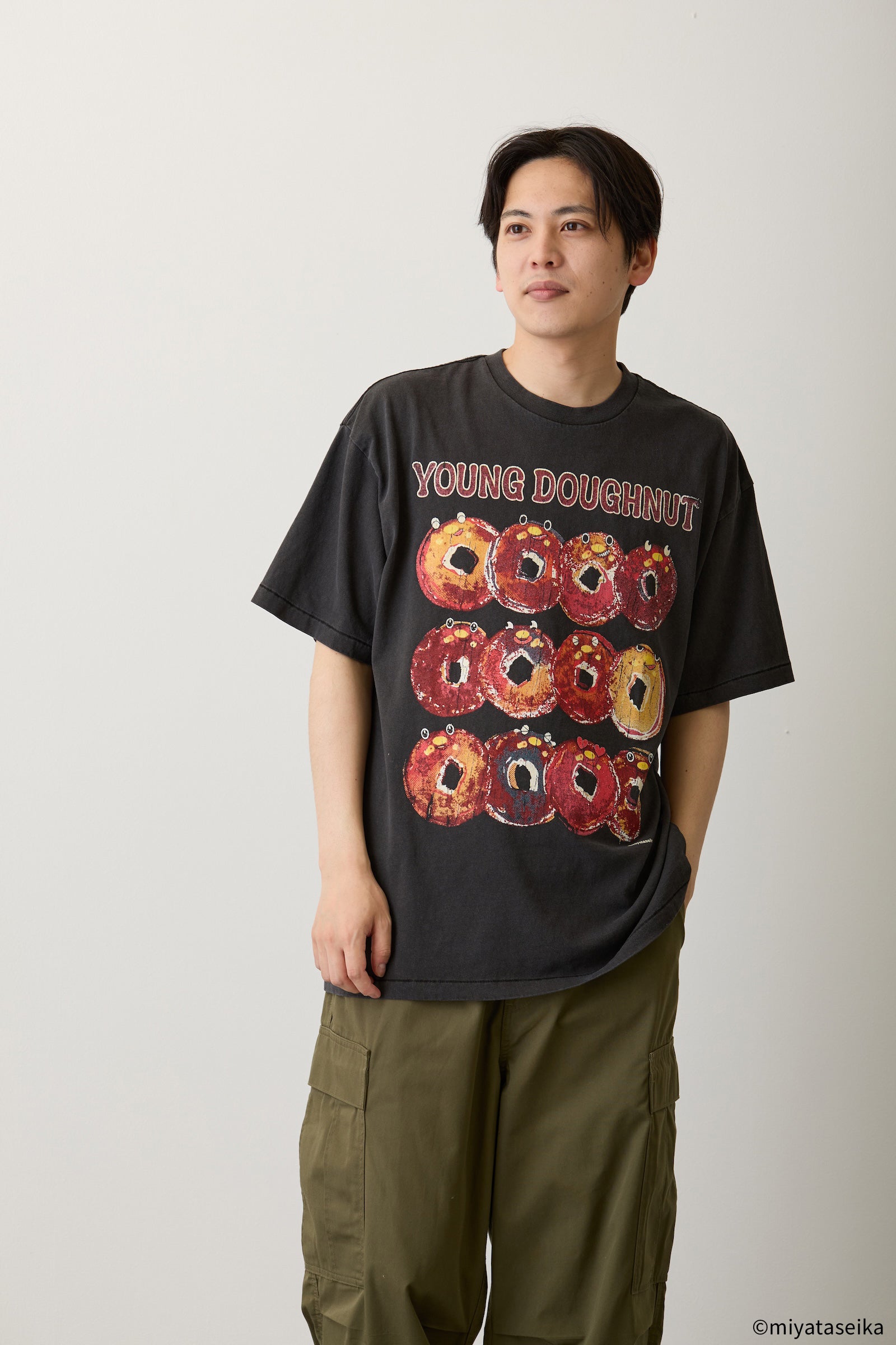 【7月中旬以降お届け】ヤングドーナツ Tシャツ 駄菓子ロック ブラック