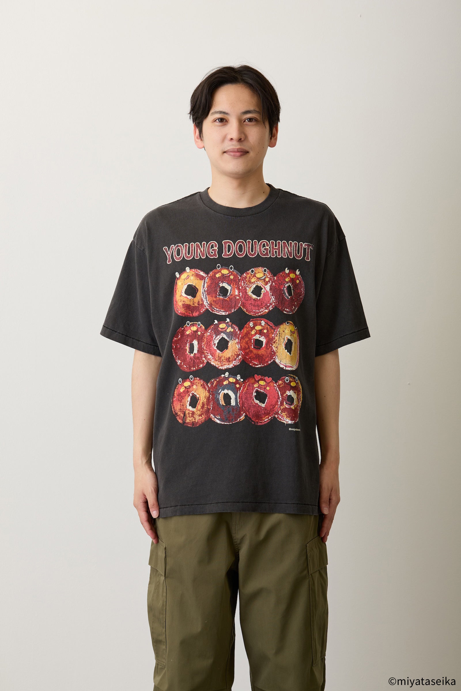 【7月中旬以降お届け】ヤングドーナツ Tシャツ 駄菓子ロック ブラック