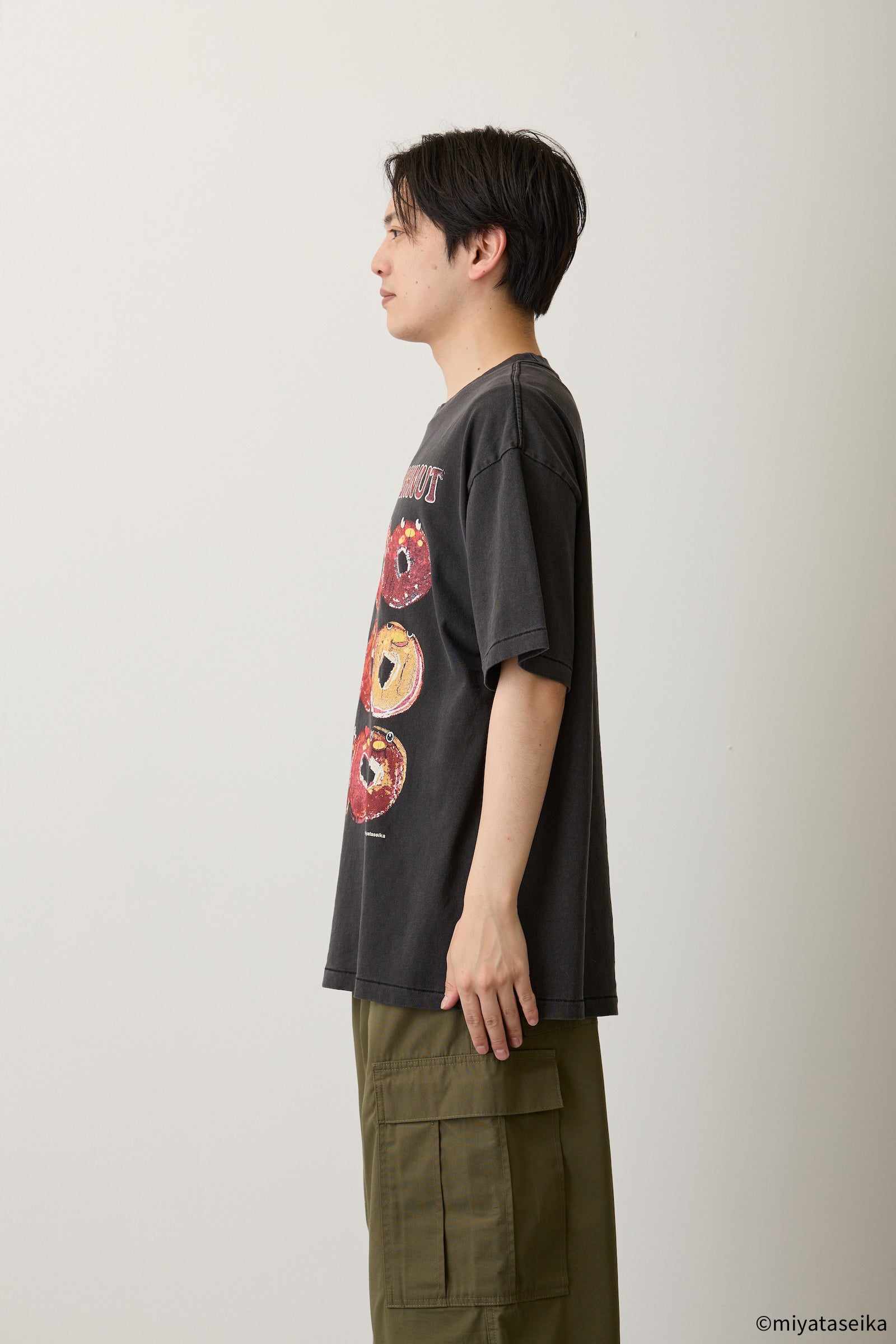 【7月中旬以降お届け】ヤングドーナツ Tシャツ 駄菓子ロック ブラック