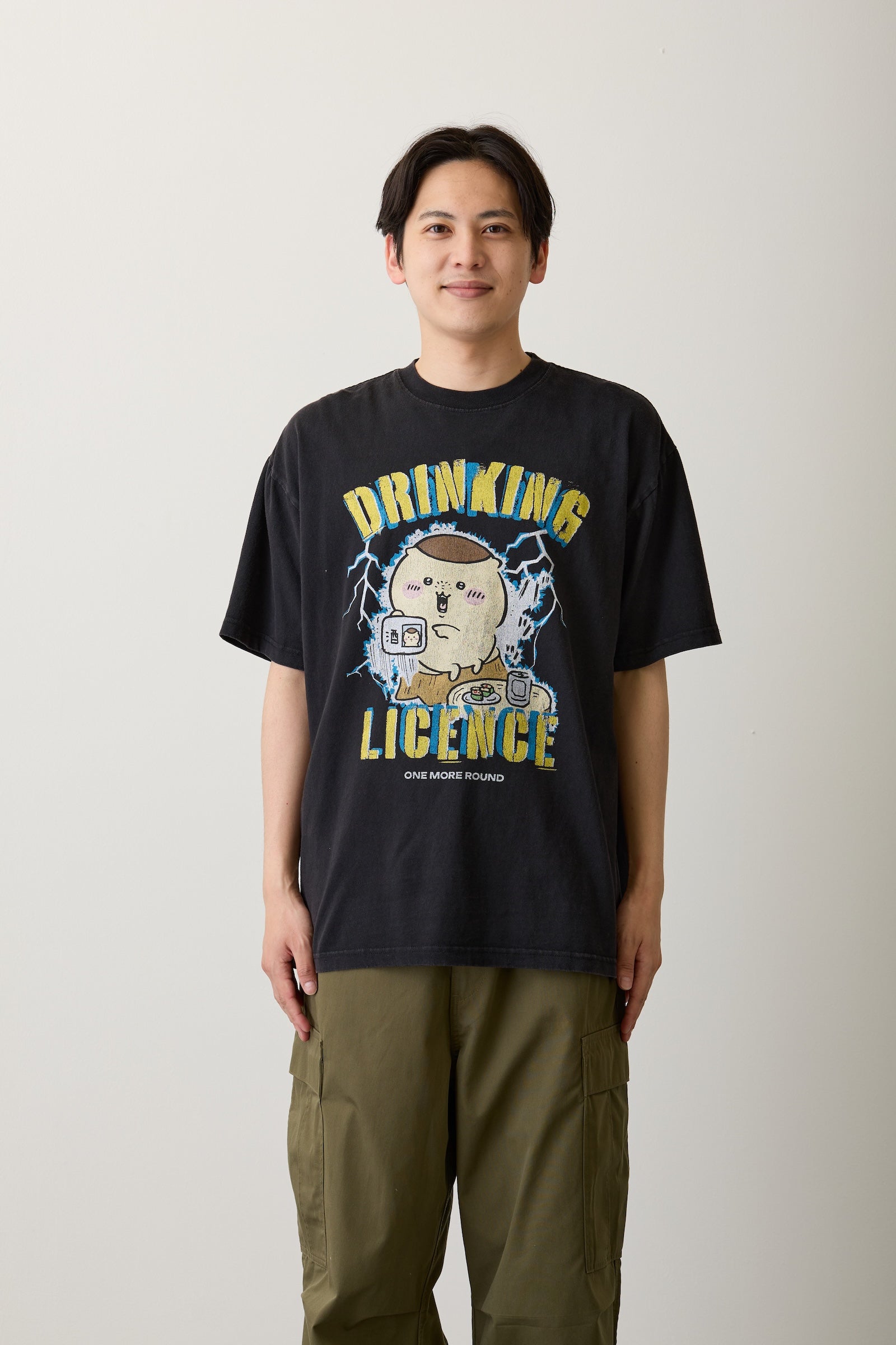 7月中旬以降お届け】ちいかわ Tシャツ DRINKING LICENCE ブラック