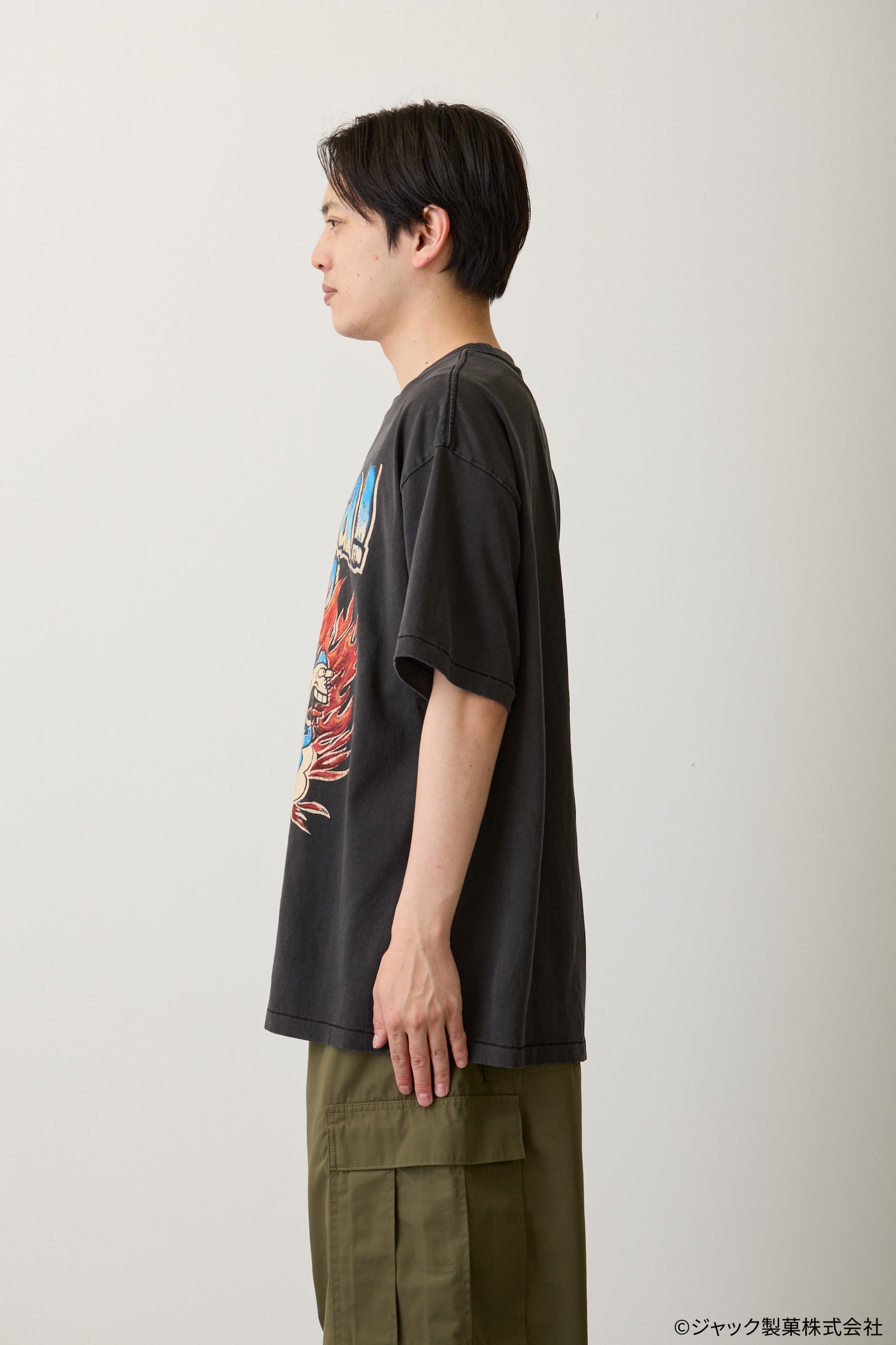 【7月中旬以降お届け】ヤッター！めん Tシャツ 駄菓子ロック ブラック