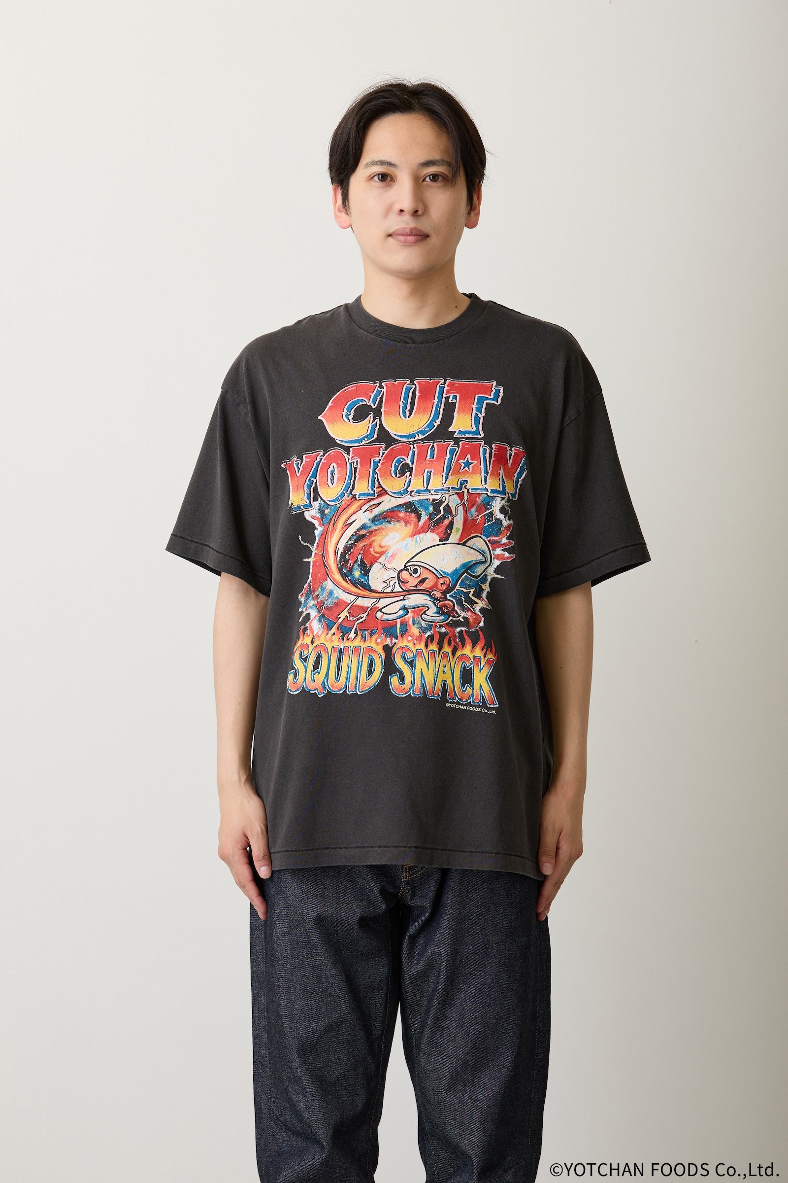 【7月中旬以降お届け】よっちゃんいか Tシャツ 駄菓子ロック ブラック