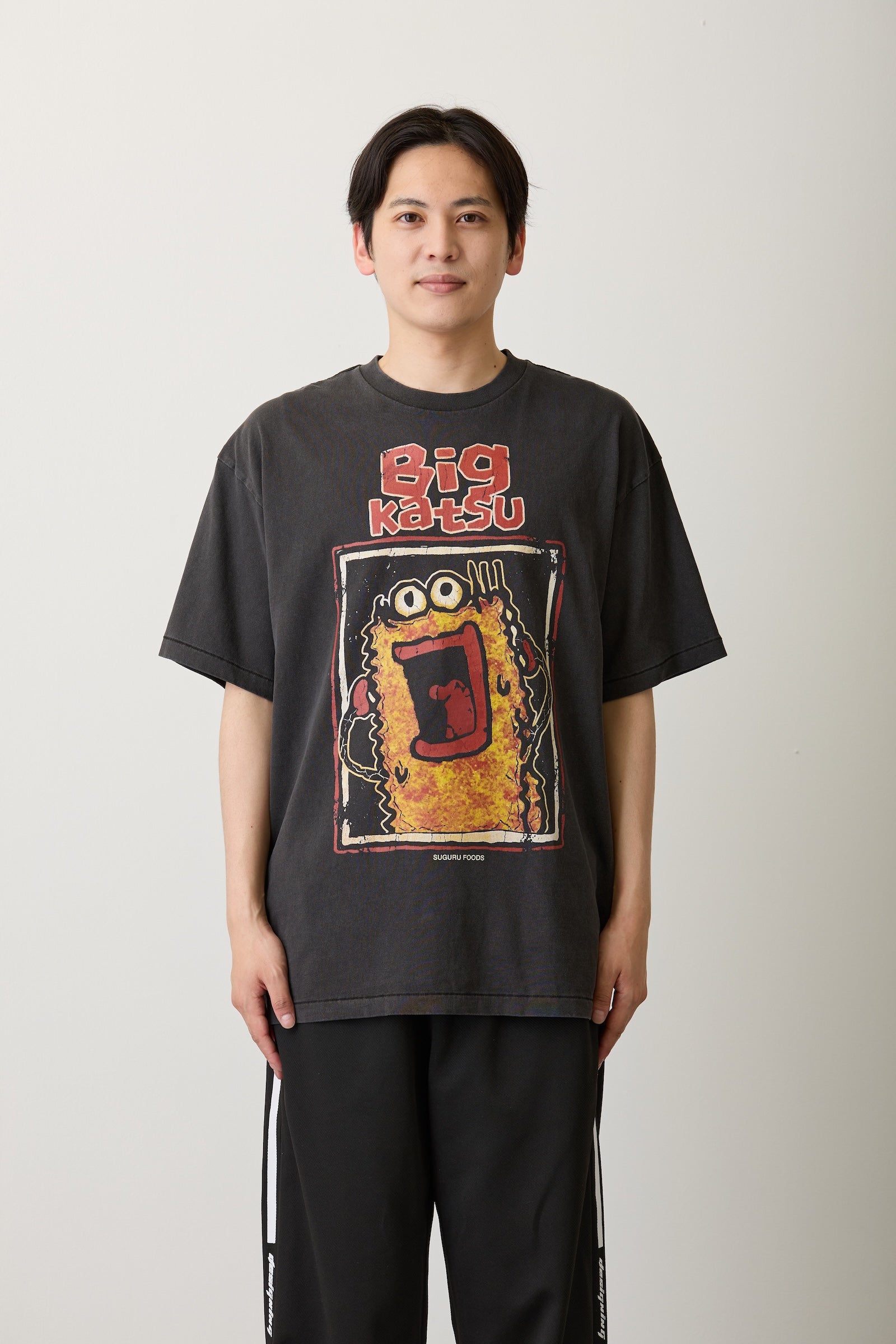 【7月中旬以降お届け】ビッグカツ Tシャツ 駄菓子ロック ブラック