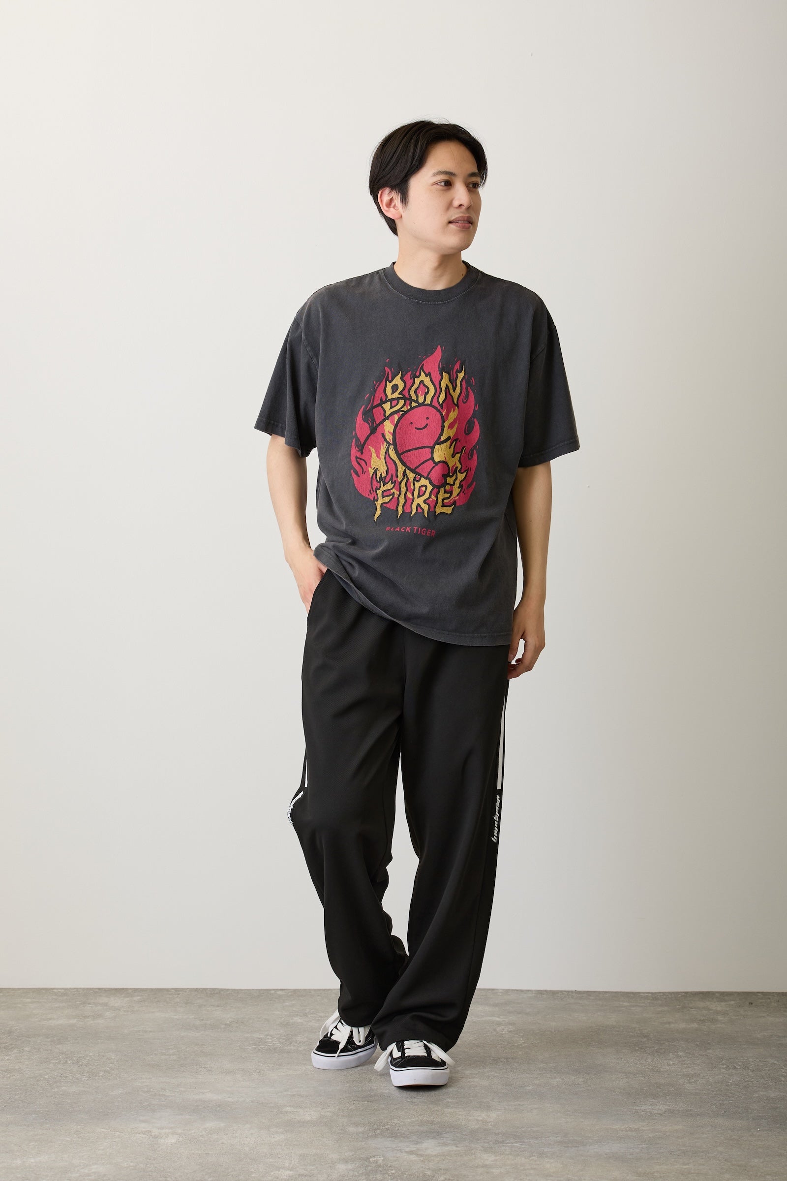 【7月中旬以降お届け】ホワイトタイガーとブラックタイガー Tシャツ ブラックタイガー BONFIRE スミ