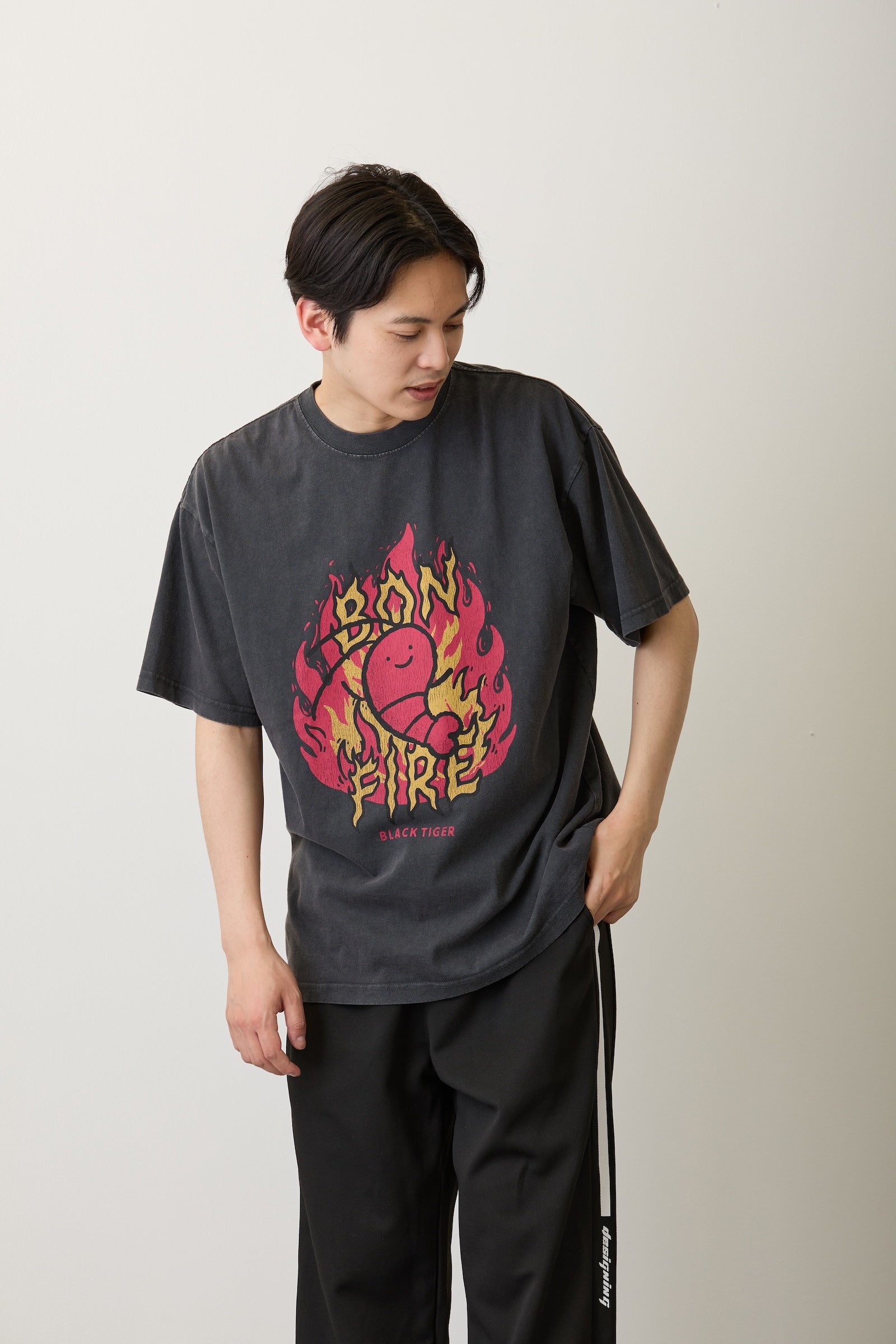 【7月中旬以降お届け】ホワイトタイガーとブラックタイガー Tシャツ ブラックタイガー BONFIRE スミ
