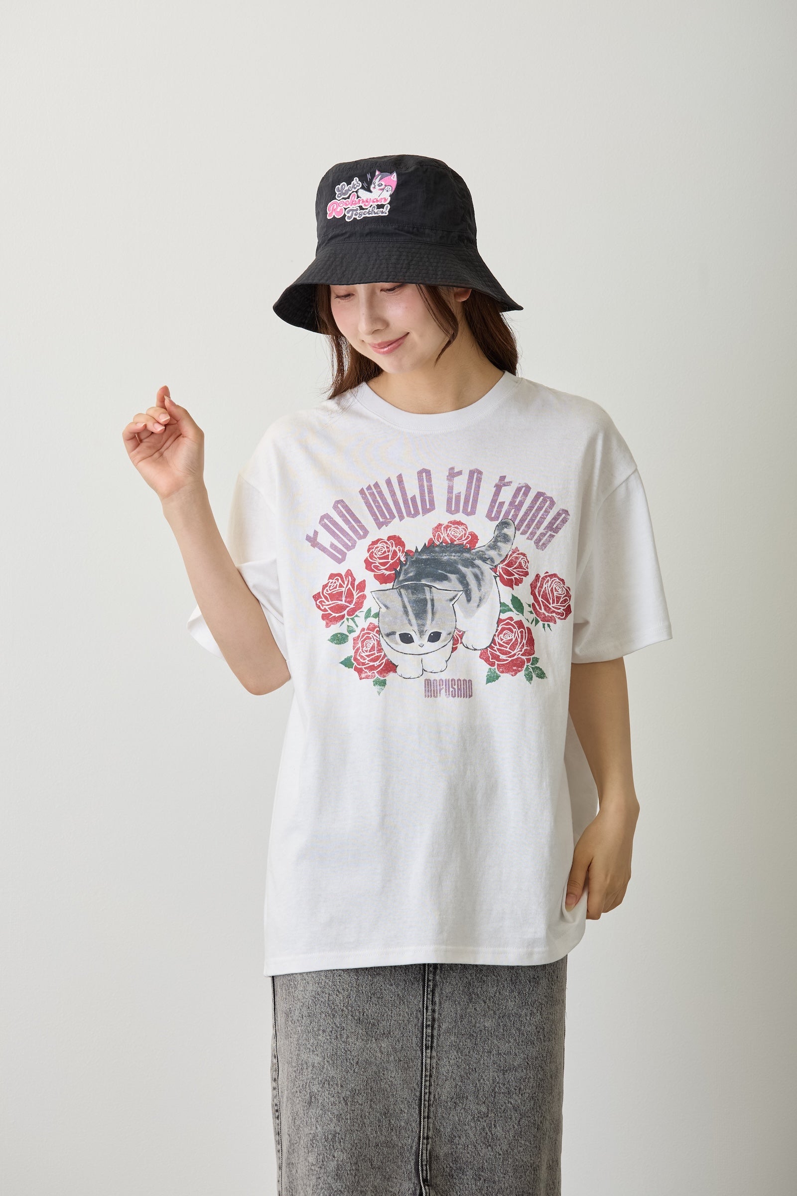 【7月中旬以降お届け】mofusand  Tシャツ  TOO WILD TO TAME ホワイト
