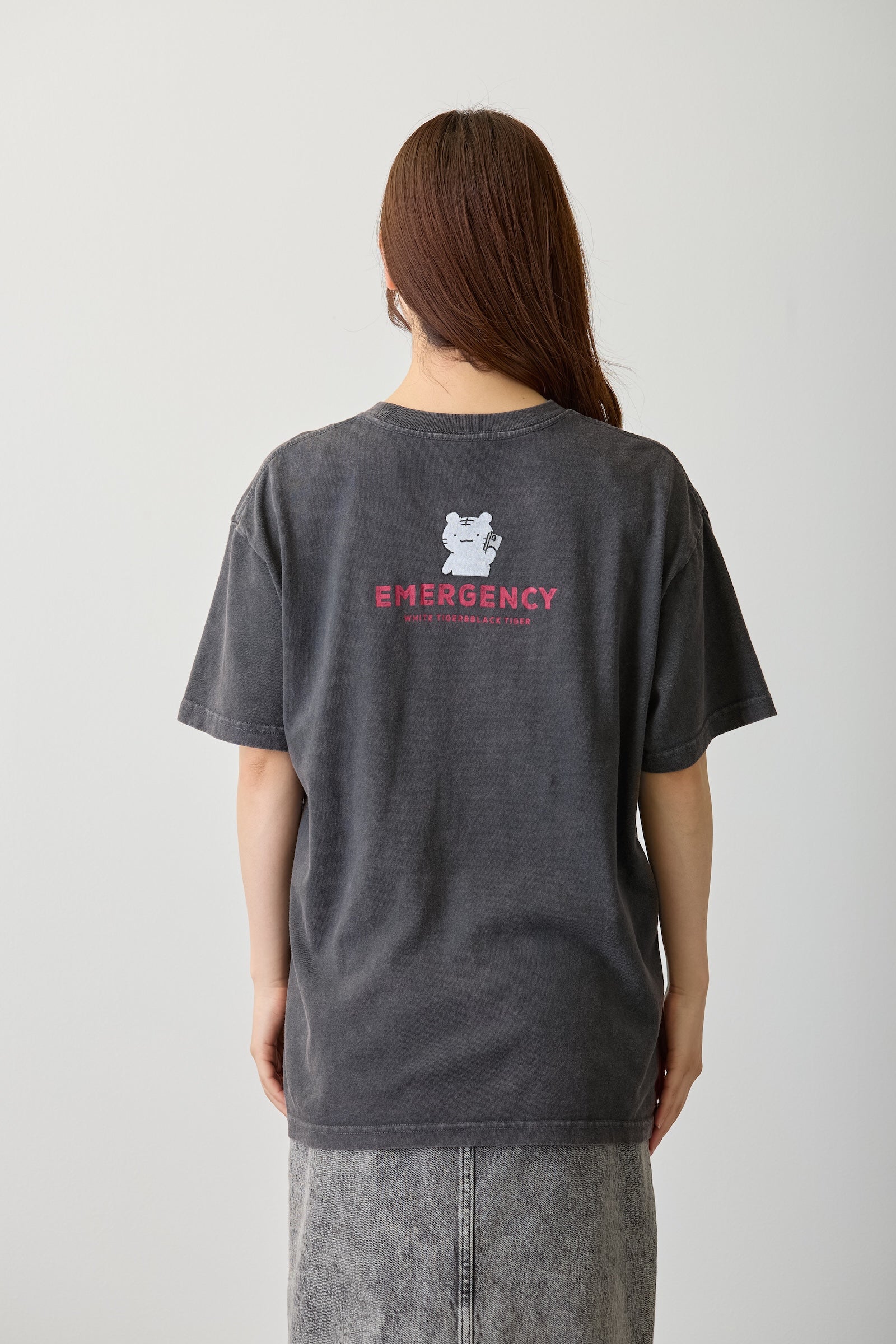 【7月中旬以降お届け】ホワイトタイガーとブラックタイガー Tシャツ ブラックタイガー BONFIRE スミ