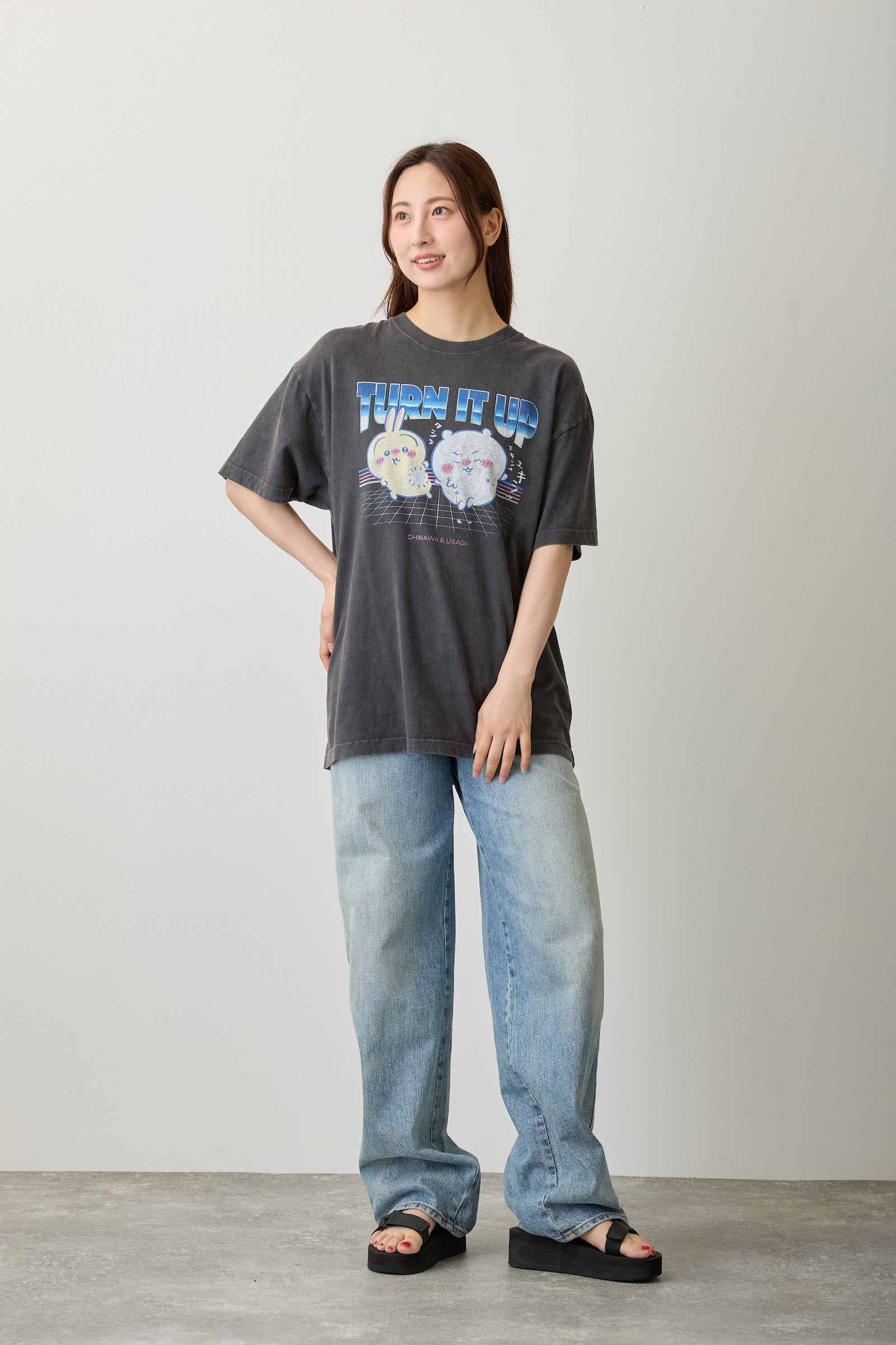 【7月中旬以降お届け】ちいかわ Tシャツ TURN IT UP スミ
