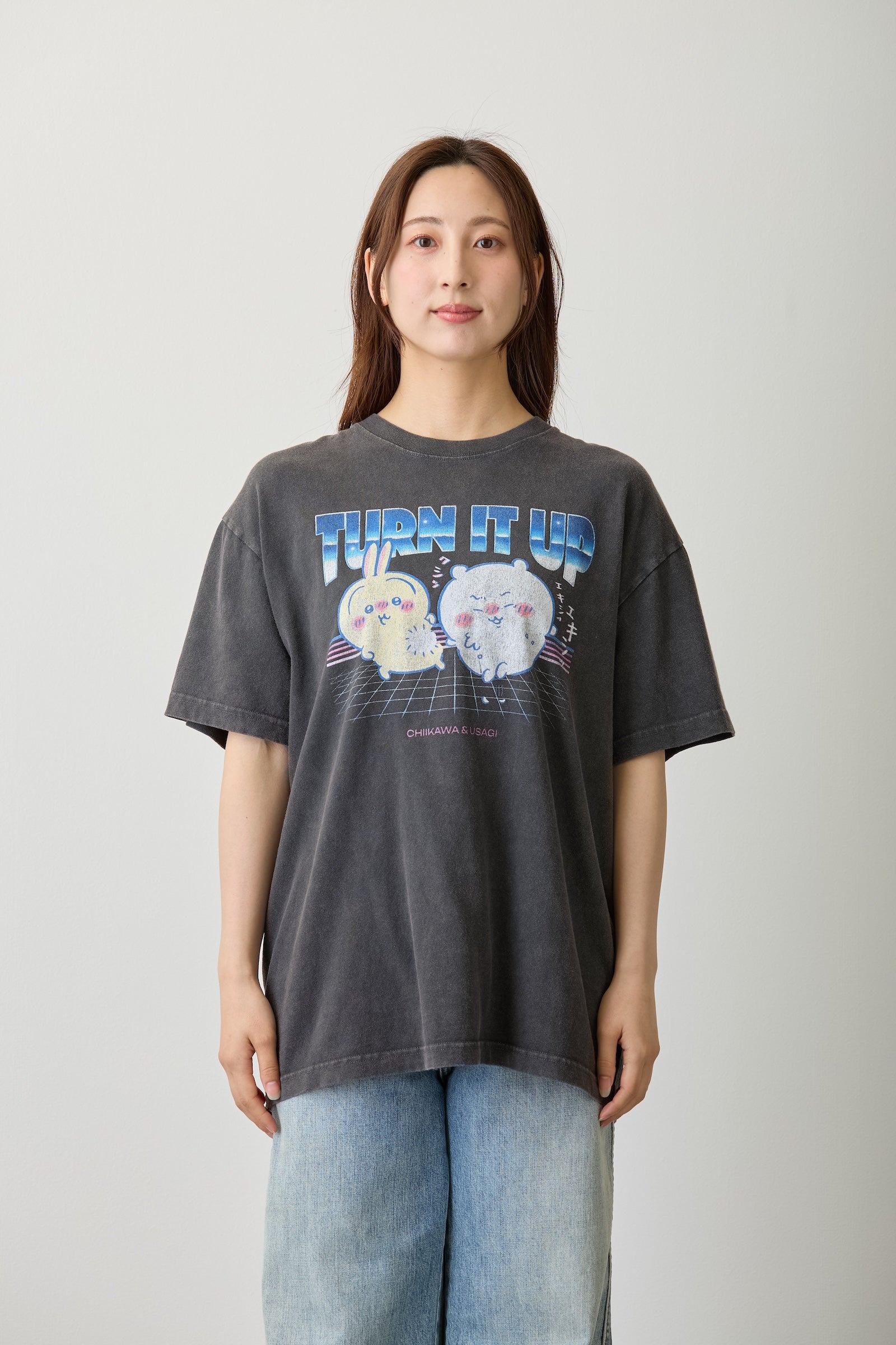 【7月中旬以降お届け】ちいかわ Tシャツ TURN IT UP スミ