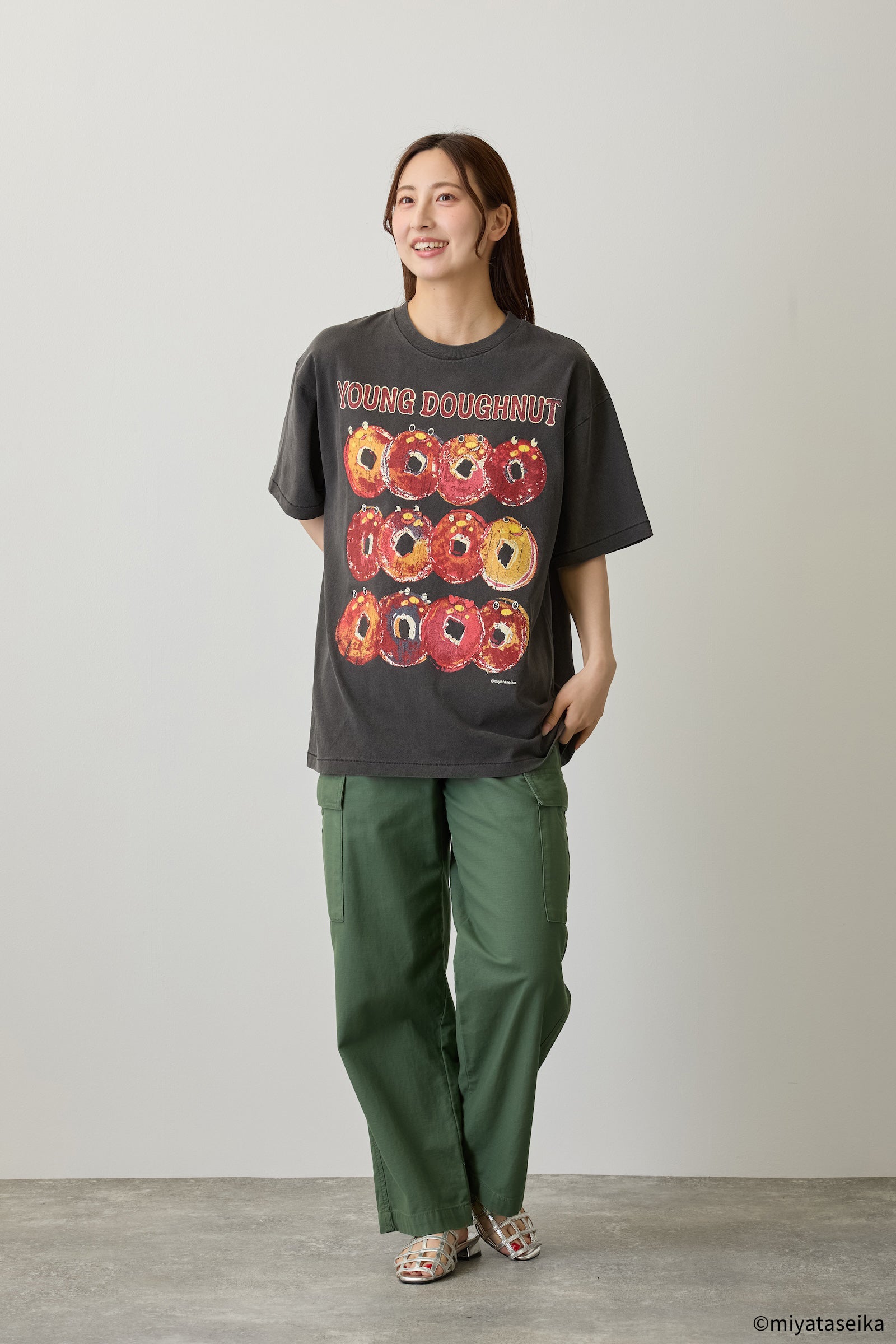 【7月中旬以降お届け】ヤングドーナツ Tシャツ 駄菓子ロック ブラック