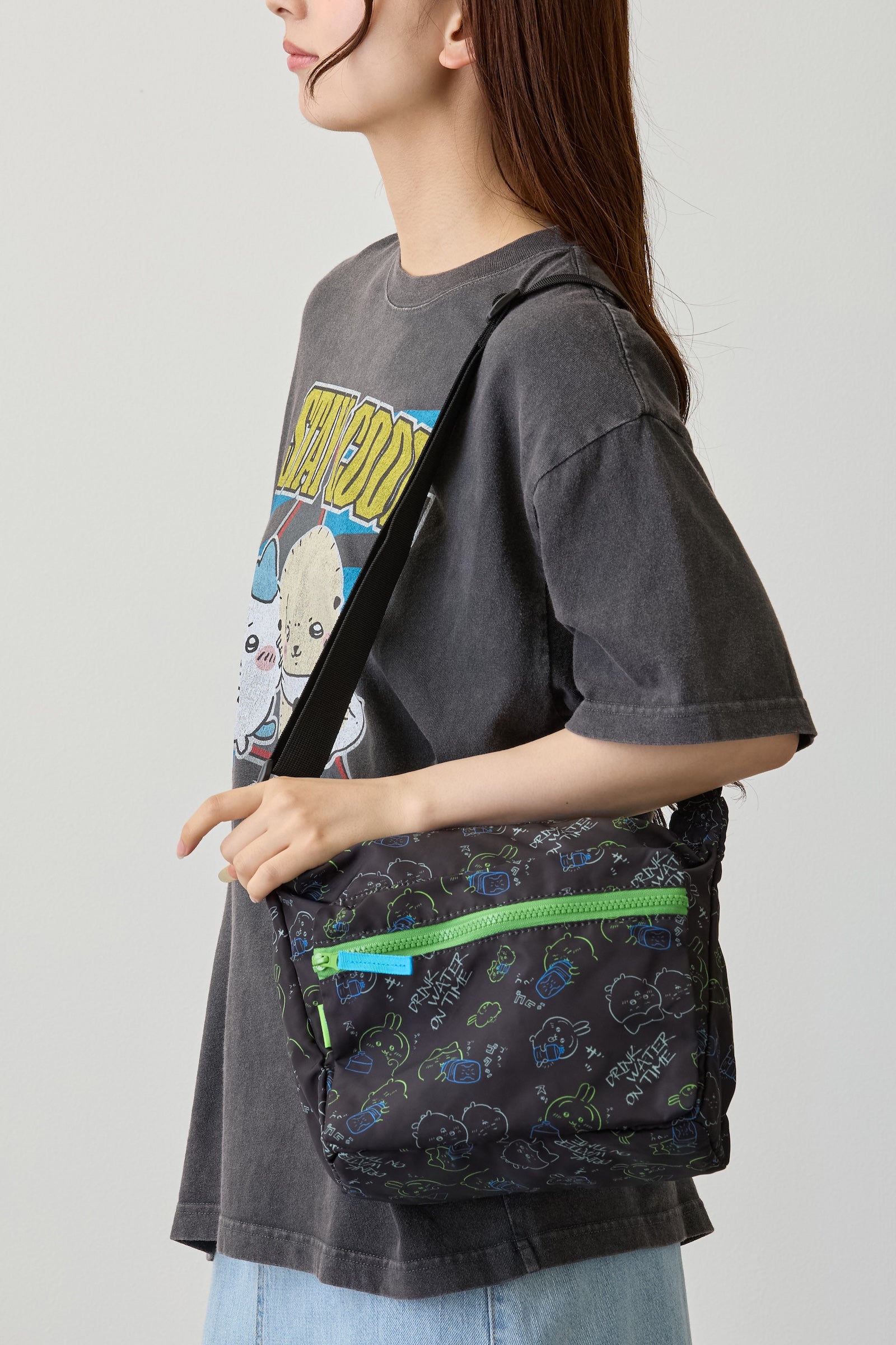 ちいかわ新作ボディーバッグショルダーDRINKWATERONTIMEショッパー有 ちいかわ ボディーバッグ Drink Water On Time ブラック