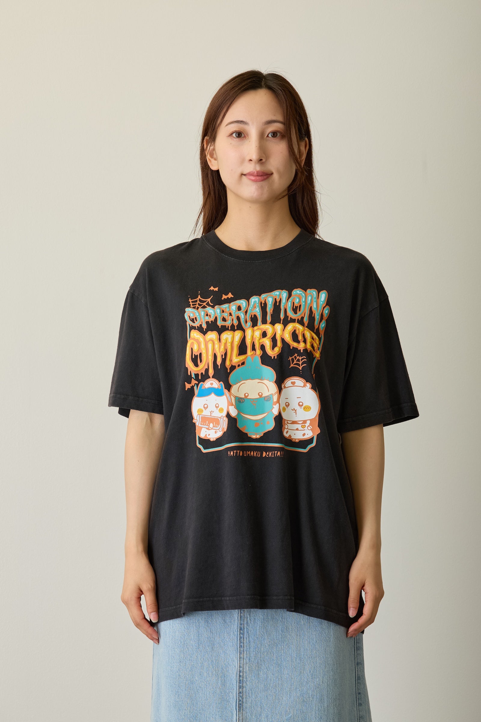 【先行販売】ちいかわ 発泡プリントTシャツ OPERATION:OMURICE ブラック