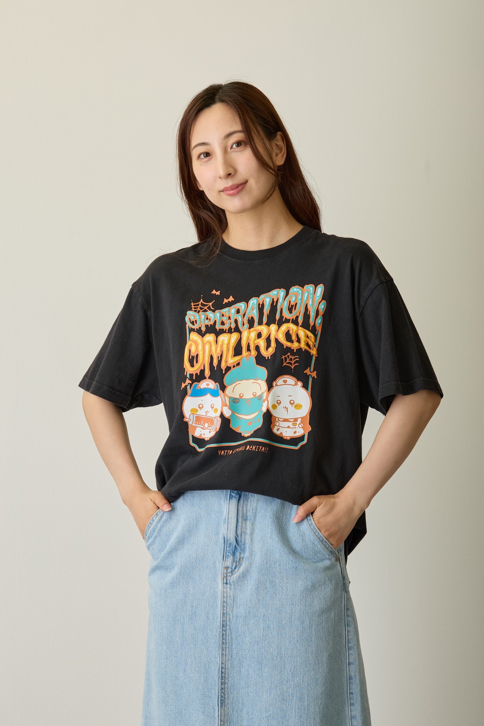 【先行販売】ちいかわ 発泡プリントTシャツ OPERATION:OMURICE ブラック