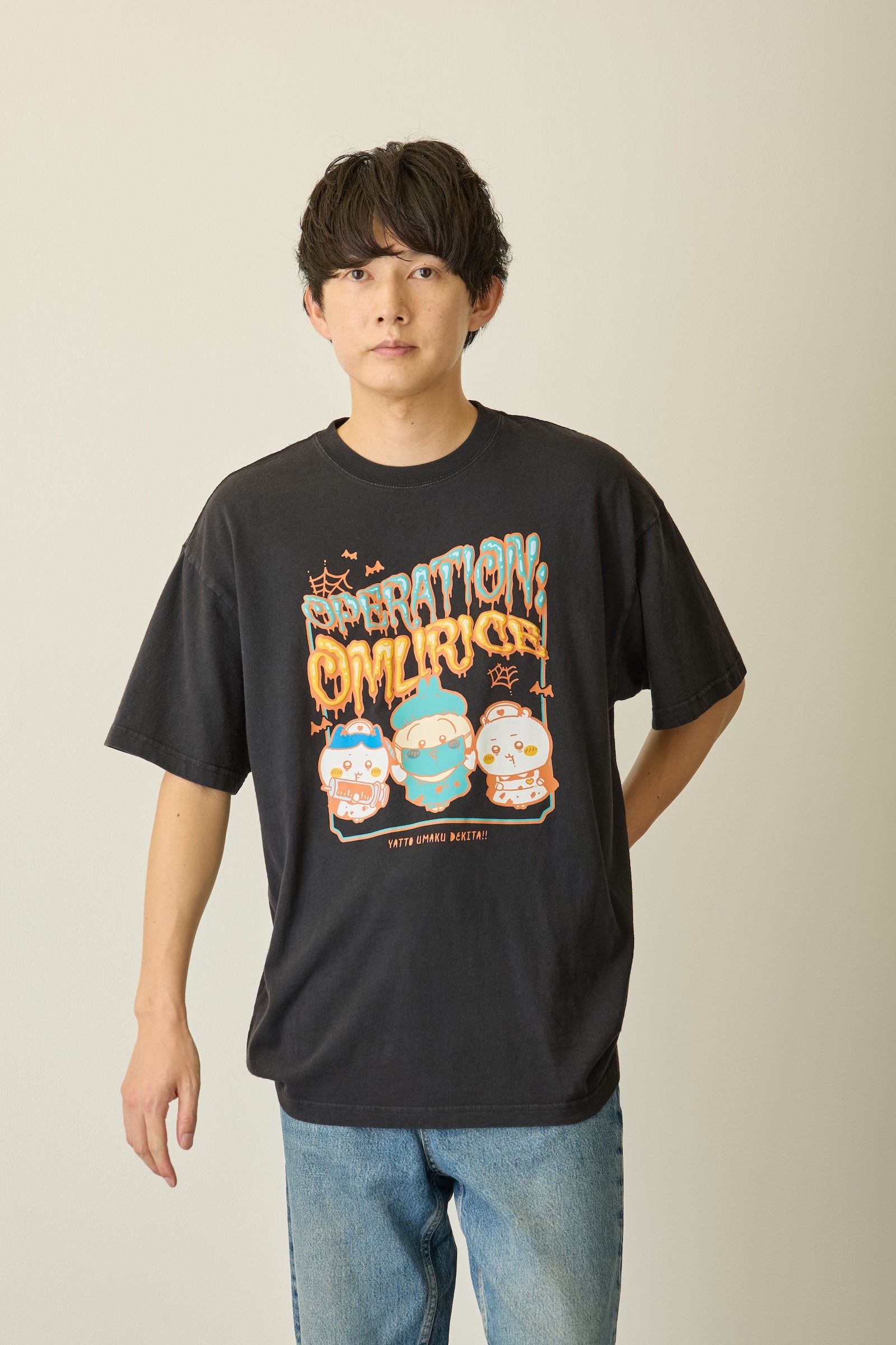 【先行販売】ちいかわ 発泡プリントTシャツ OPERATION:OMURICE ブラック