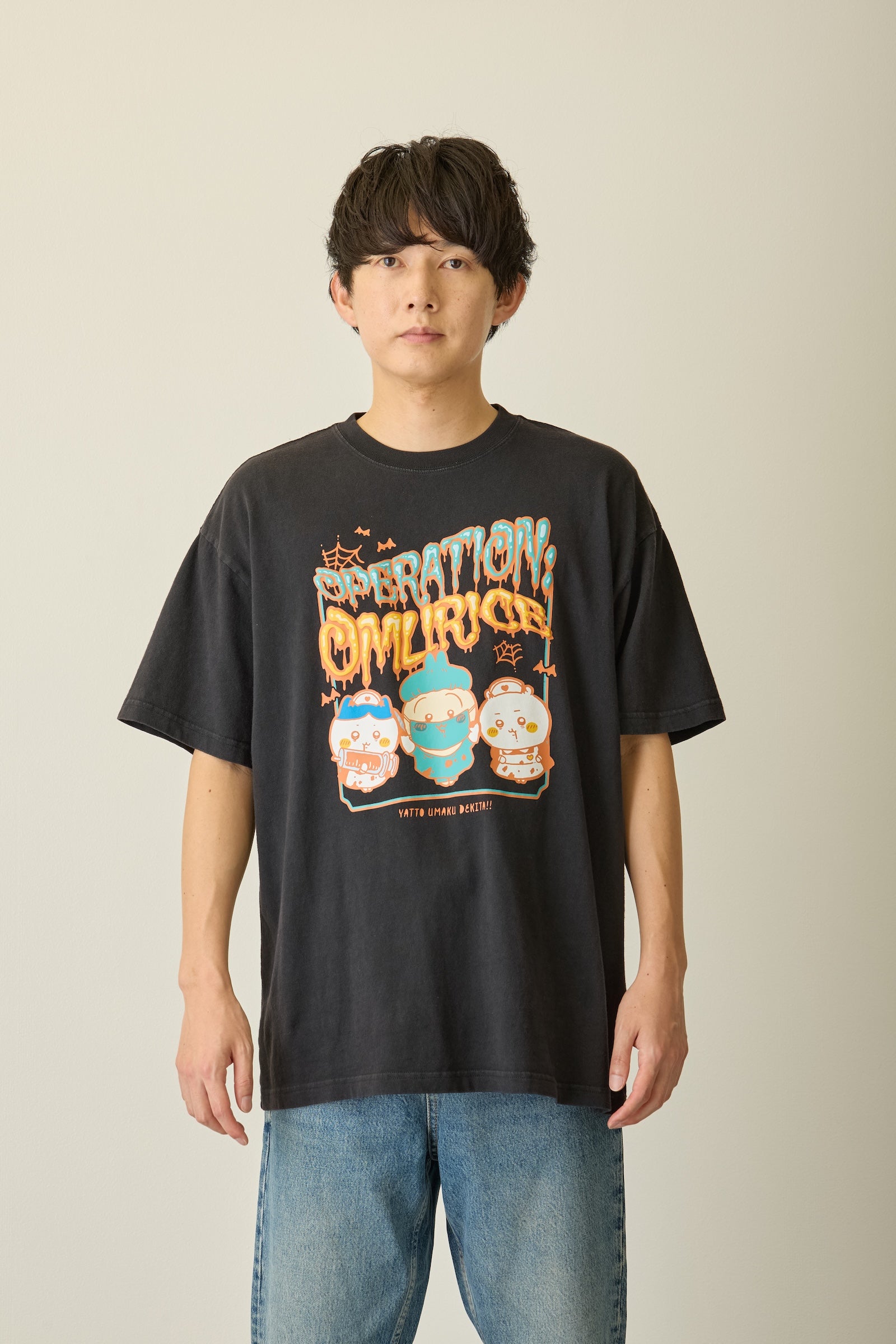 【先行販売】ちいかわ 発泡プリントTシャツ OPERATION:OMURICE ブラック