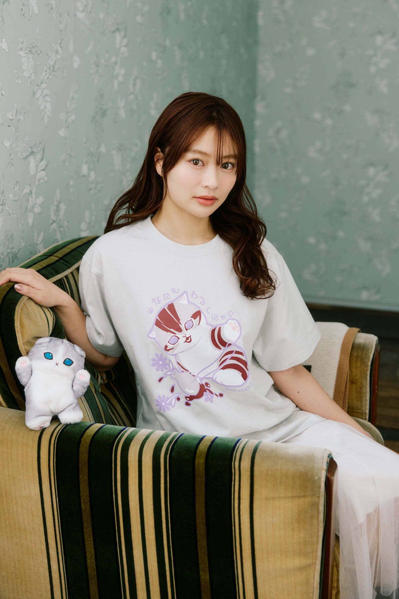 【2BUY10%OFF対象商品】mofusand Tシャツ なにもわるくにゃい 花瓶だいすきにゃん グレー