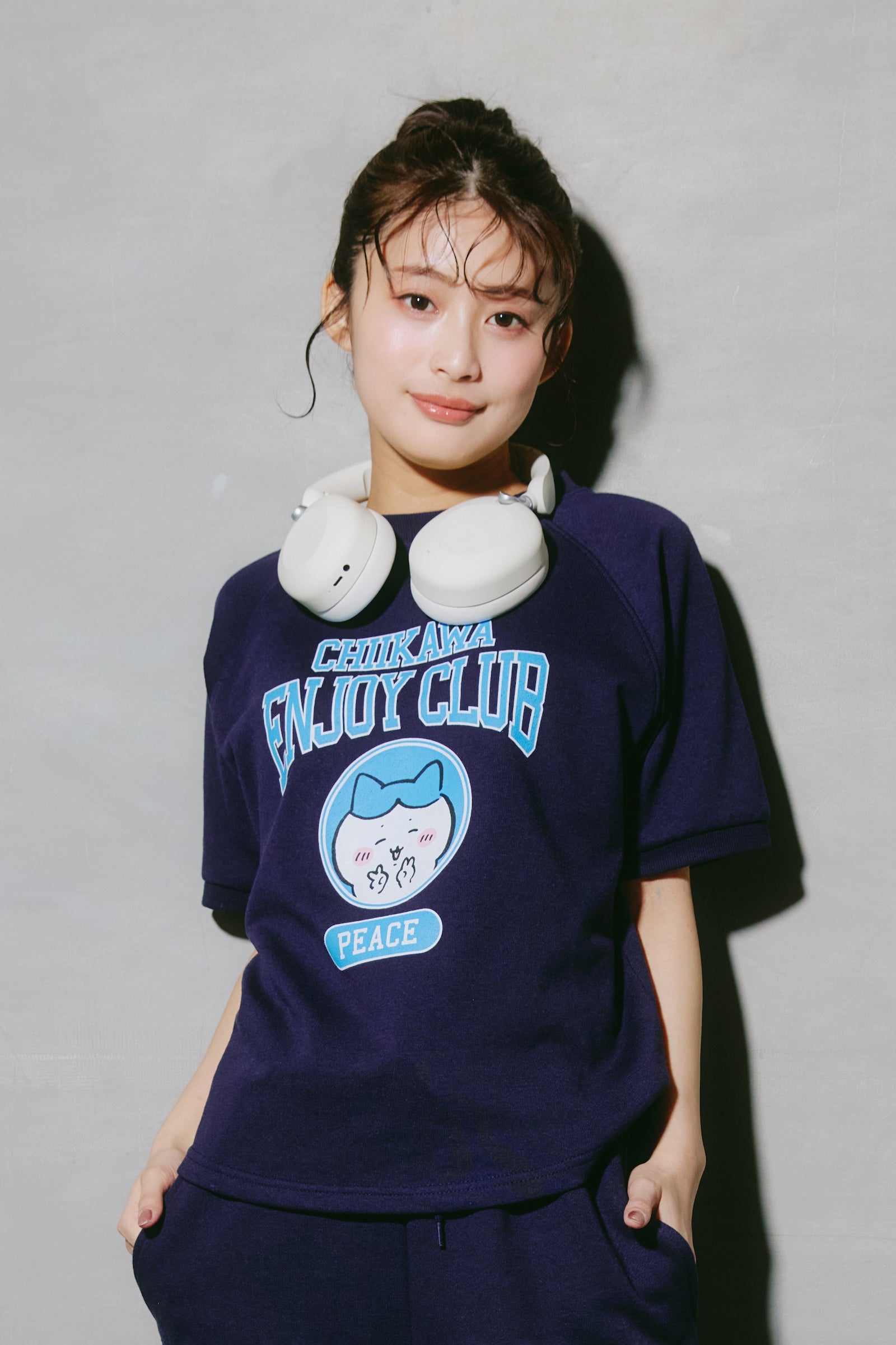【2BUY10%OFF対象商品】ちいかわ Tシャツ ピース ハチワレ ネイビー