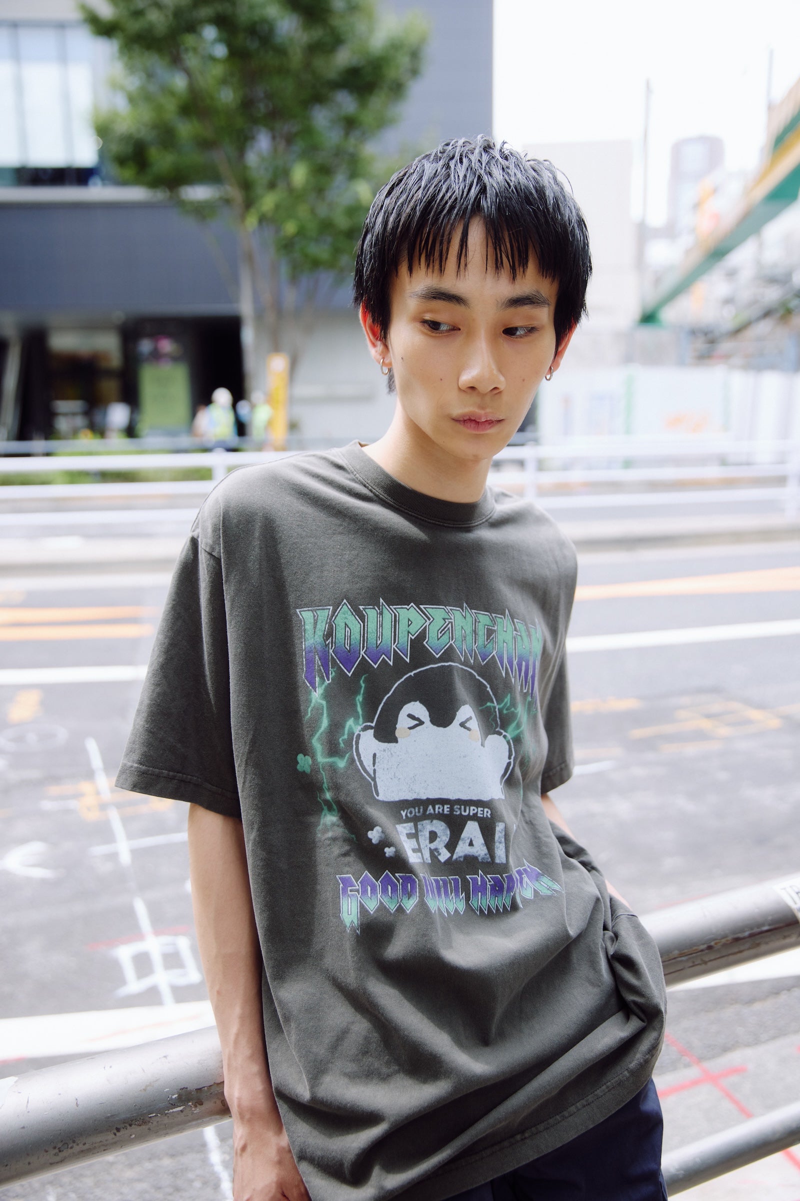【7月中旬以降お届け】コウペンちゃん Tシャツ ROCKなKOUPENCHAN スミ