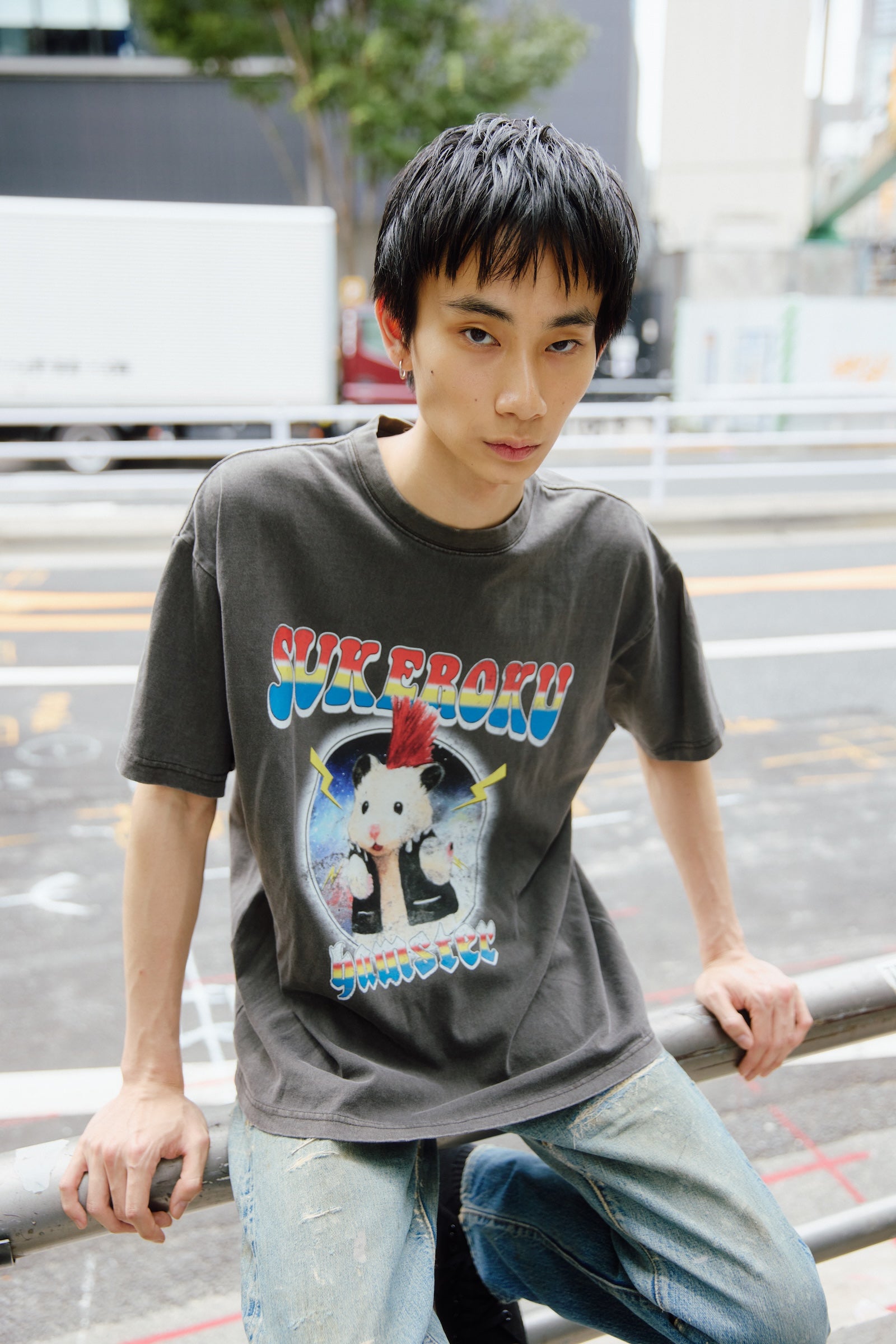 【7月中旬以降お届け】助六の日常 Tシャツ ロックな助六 スミ