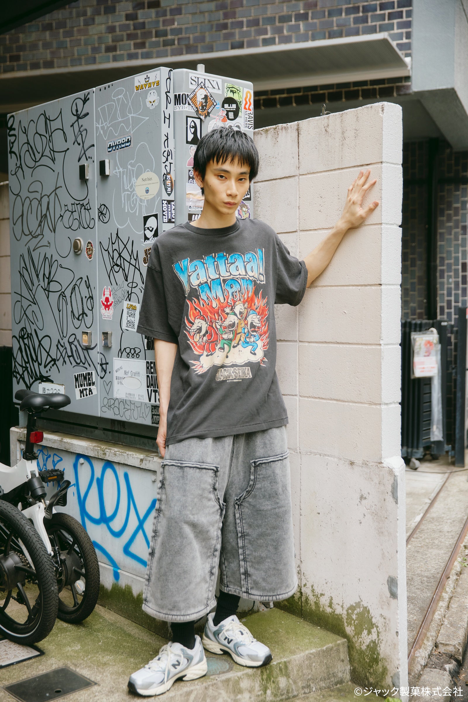 【7月中旬以降お届け】ヤッター！めん Tシャツ 駄菓子ロック ブラック