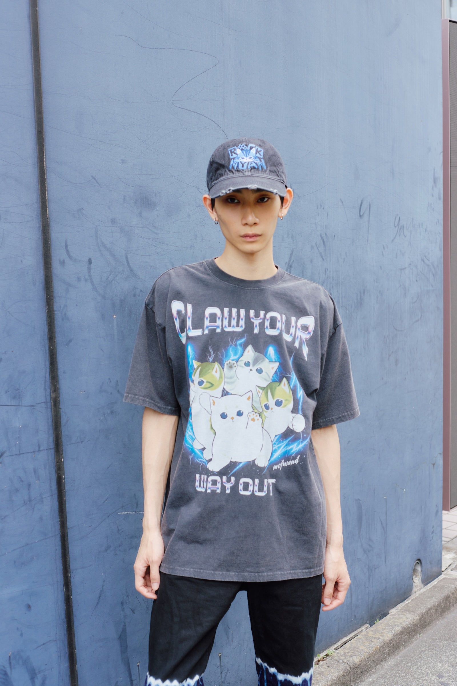 【7月中旬以降お届け】mofusand  Tシャツ  CLAW YOUR WAY OUT スミ