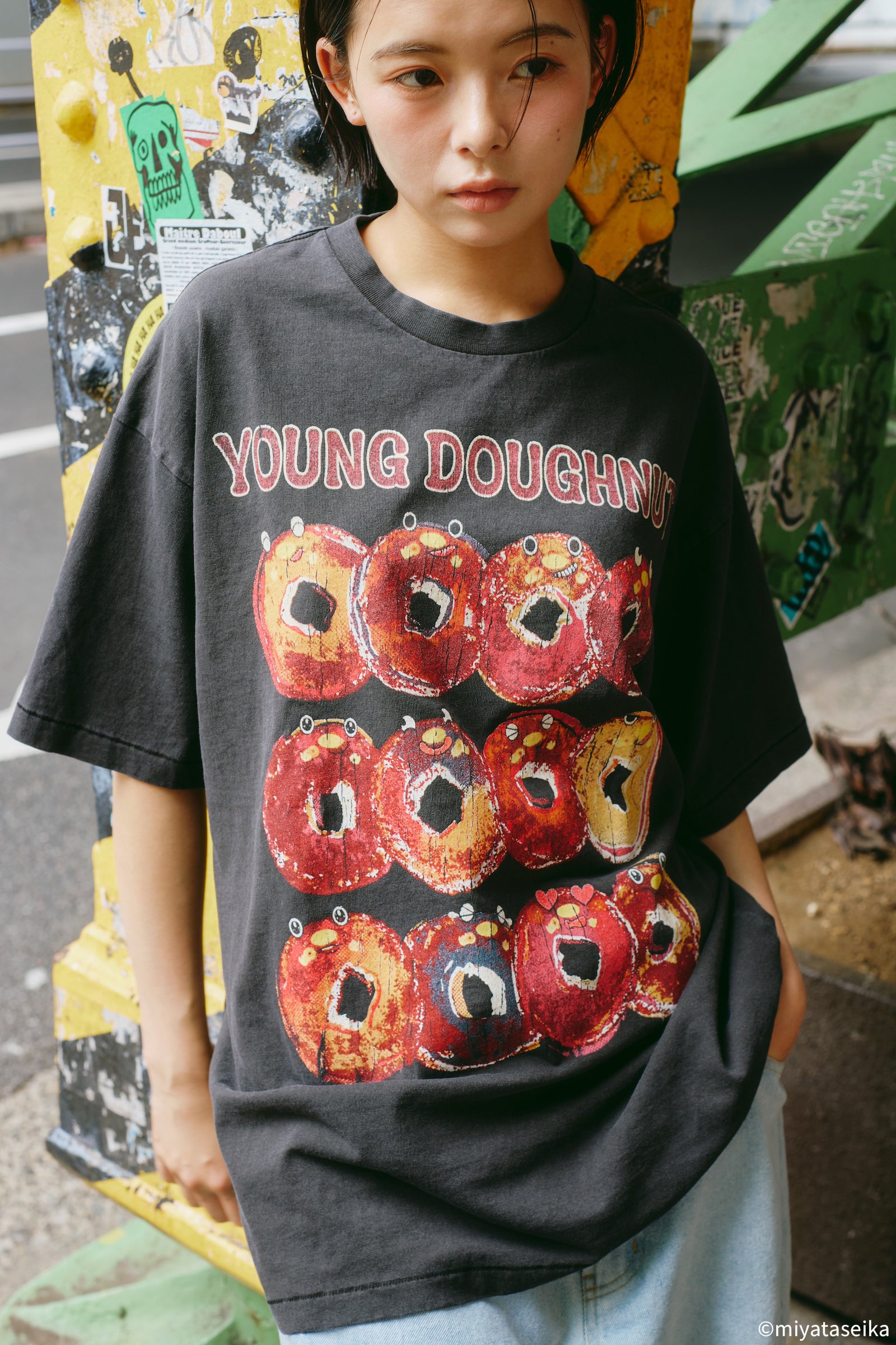 【7月中旬以降お届け】ヤングドーナツ Tシャツ 駄菓子ロック ブラック