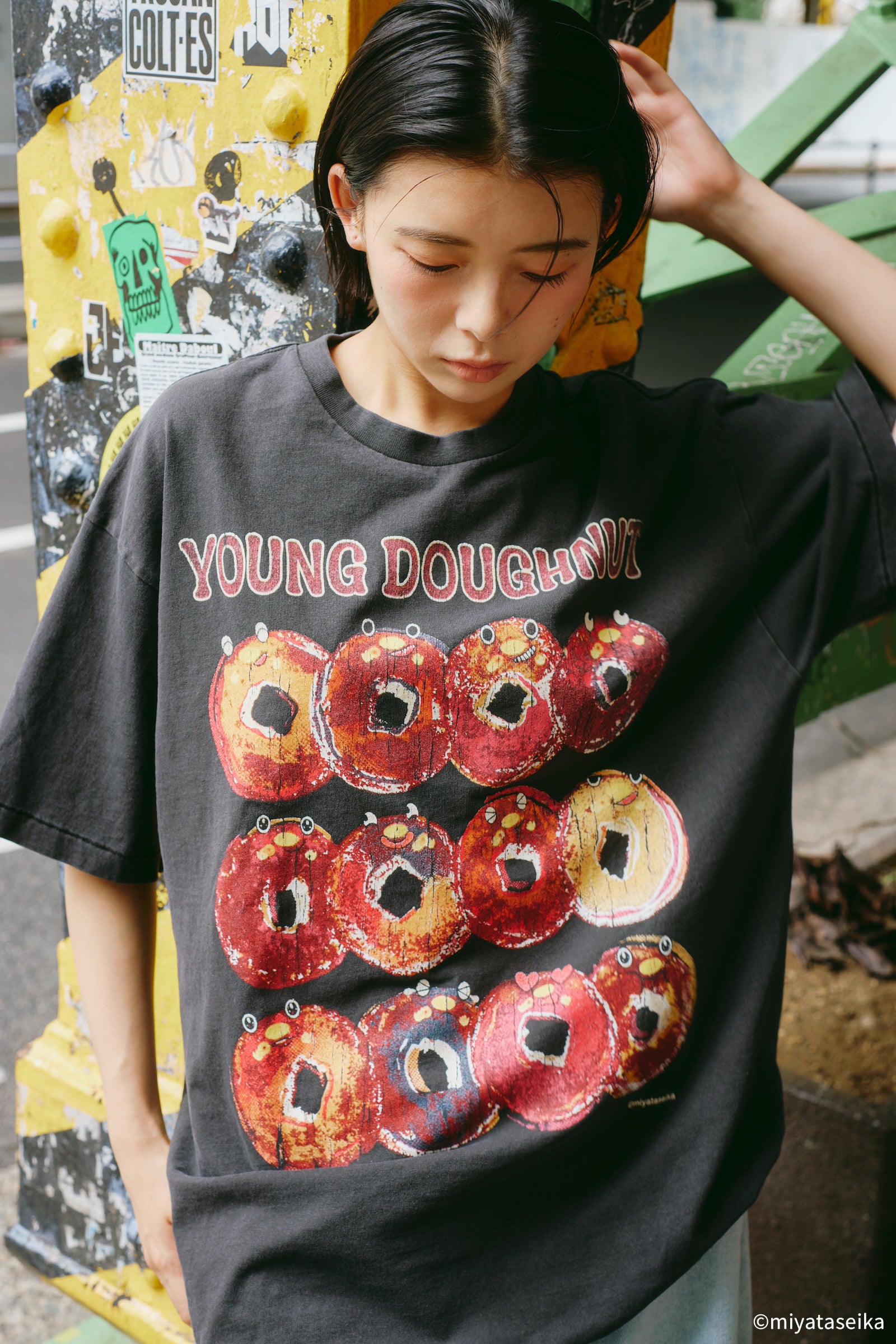 【7月中旬以降お届け】ヤングドーナツ Tシャツ 駄菓子ロック ブラック