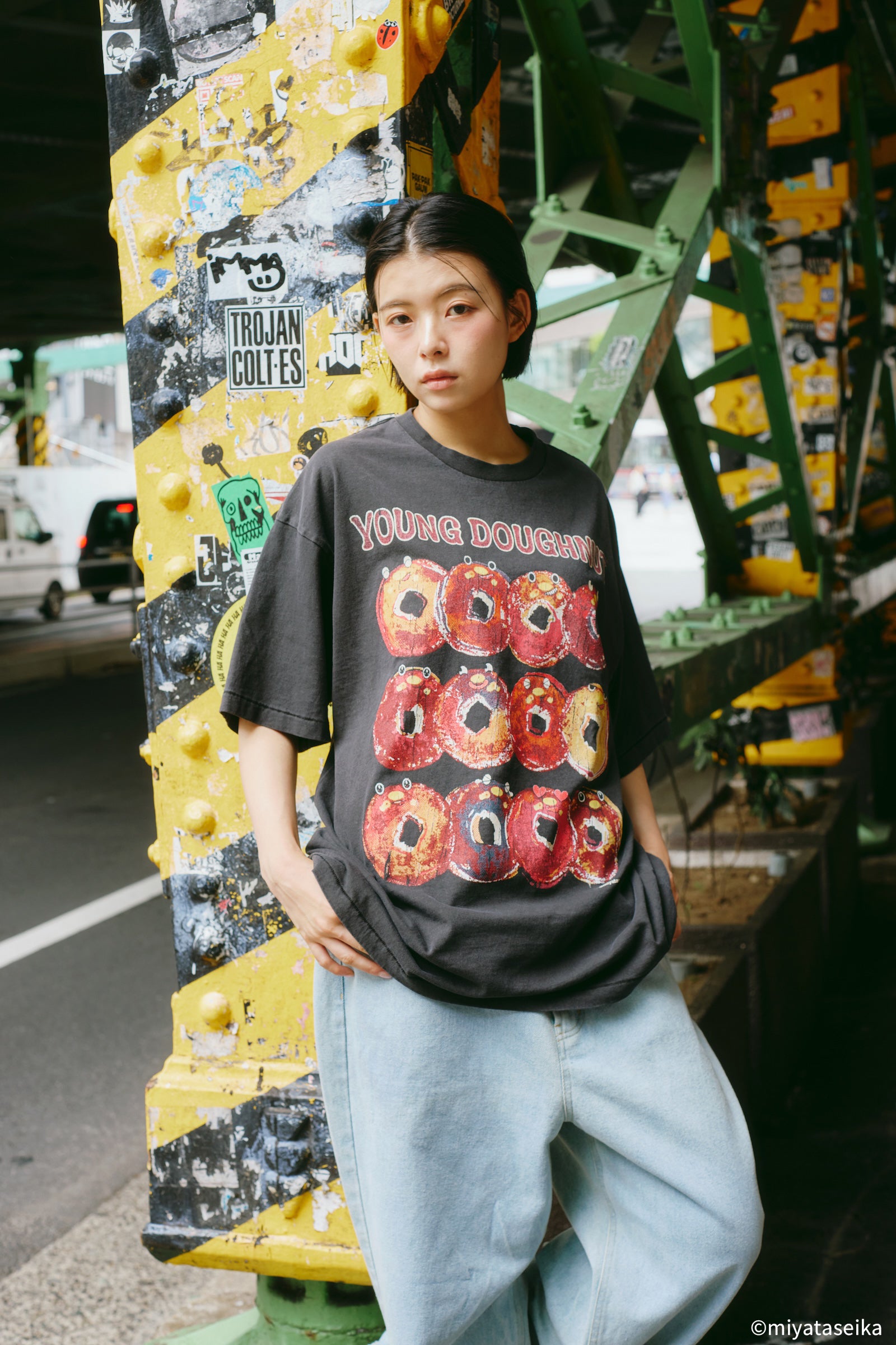 【7月中旬以降お届け】ヤングドーナツ Tシャツ 駄菓子ロック ブラック