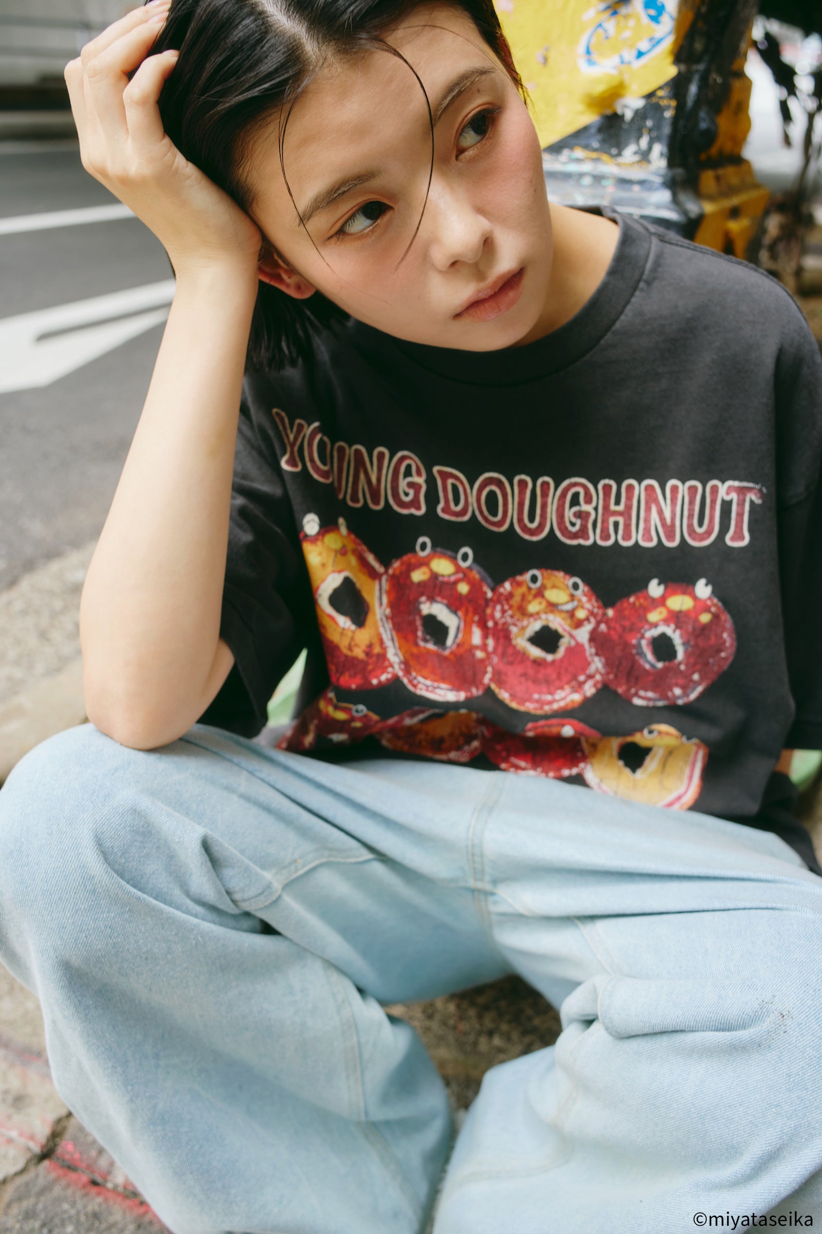 【7月中旬以降お届け】ヤングドーナツ Tシャツ 駄菓子ロック ブラック