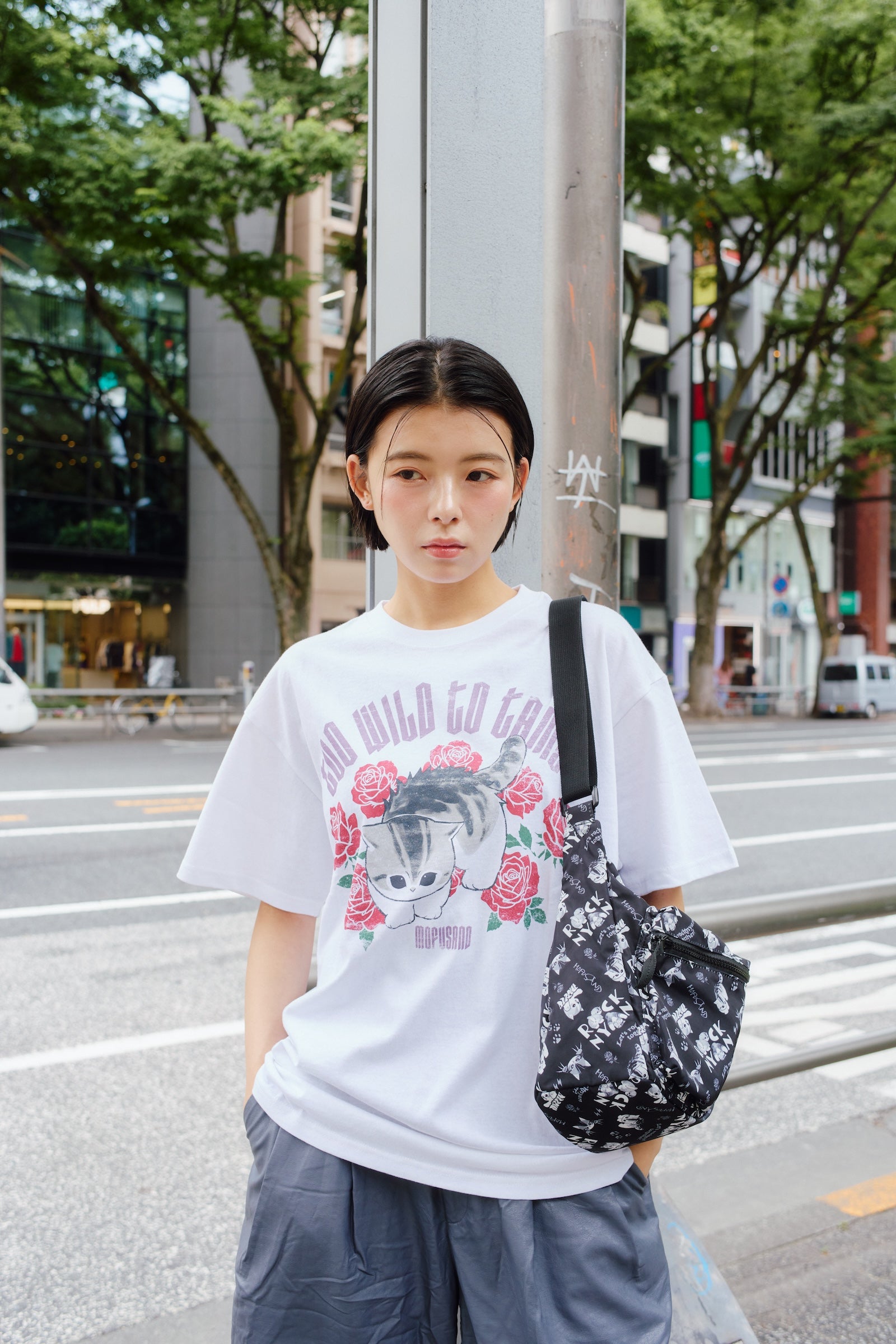 【7月中旬以降お届け】mofusand  Tシャツ  TOO WILD TO TAME ホワイト