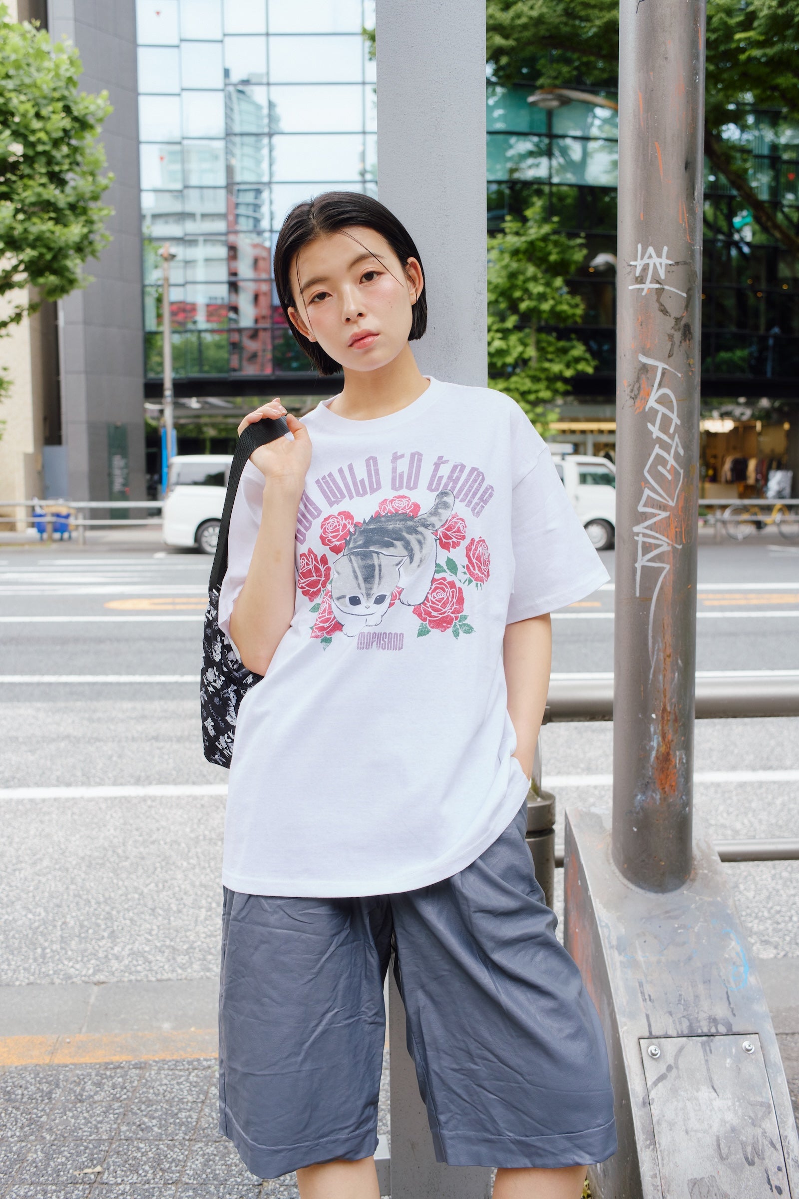 【7月中旬以降お届け】mofusand  Tシャツ  TOO WILD TO TAME ホワイト