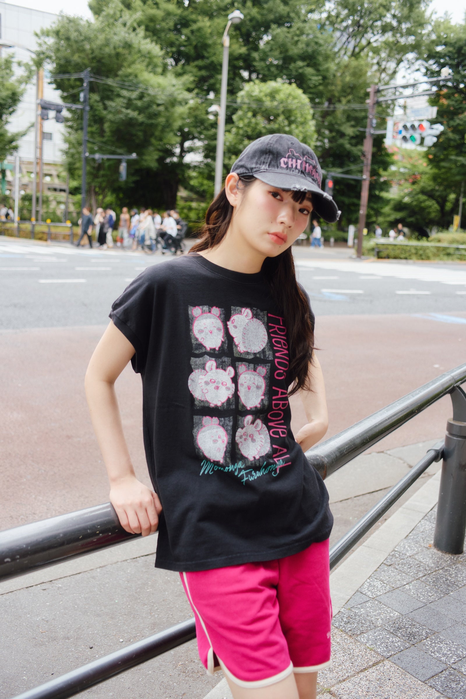 【7月中旬以降お届け】ちいかわ ワイドノースリーブ RIENDS ABOVE ALL ブラック